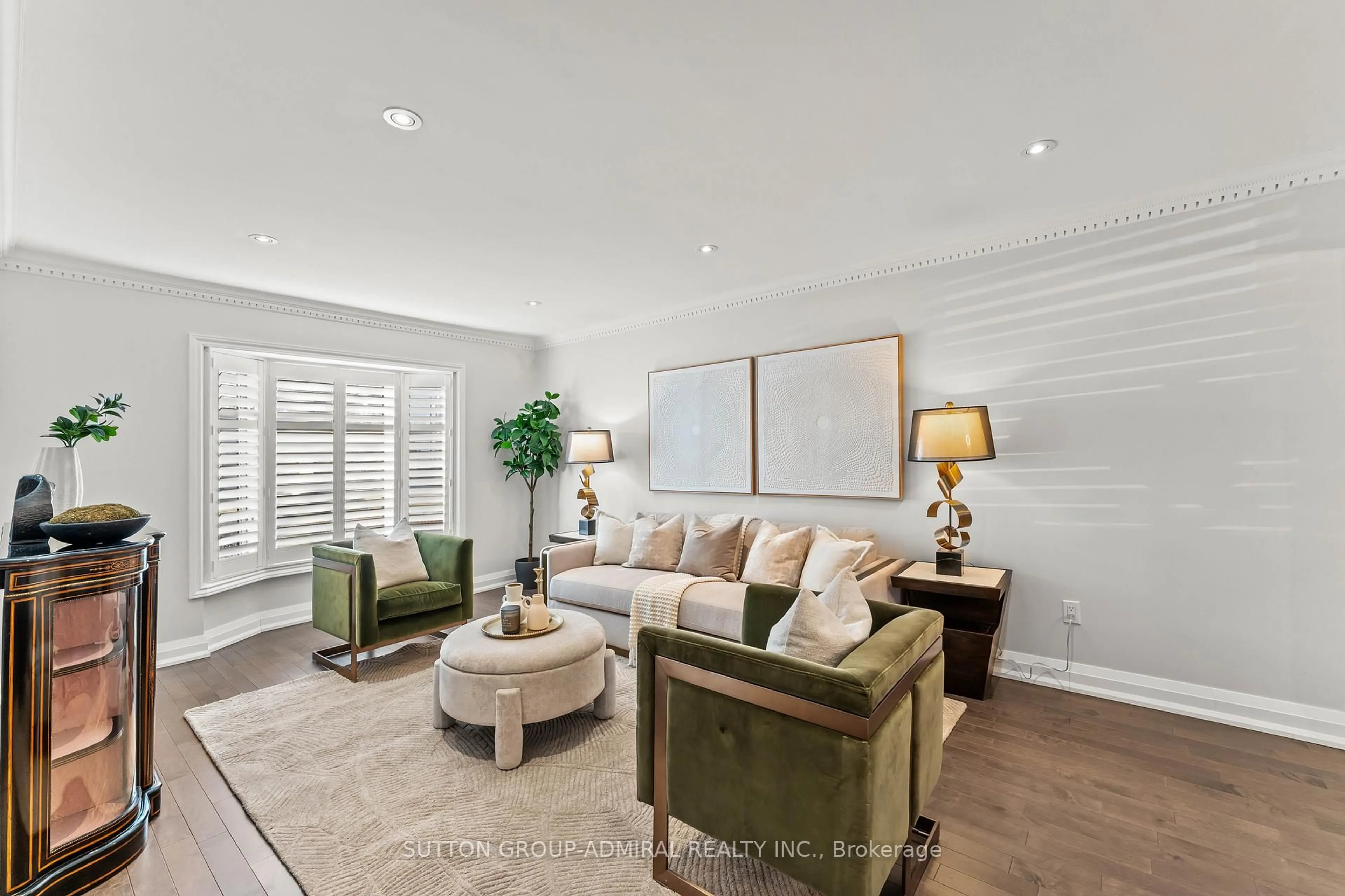 Living room with furniture, wood/laminate floor for 32 Mayvern Cres, Richmond Hill Ontario L4C 5J6