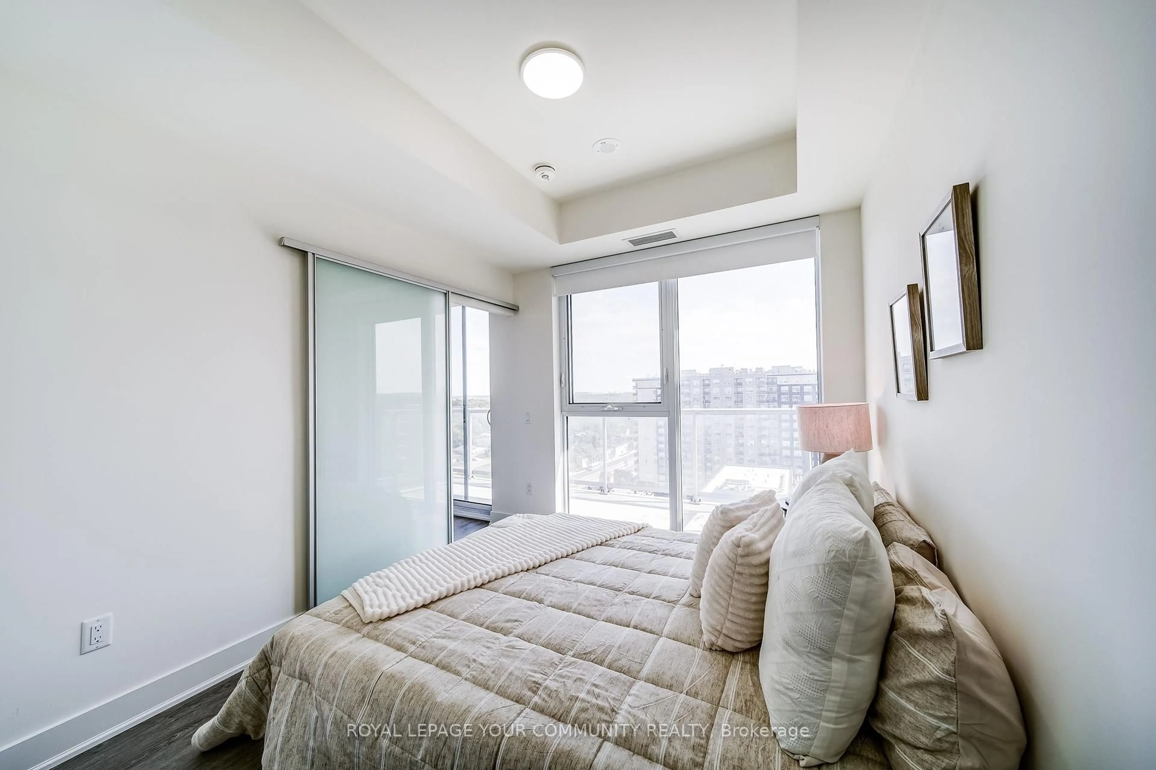 Bedroom with bed, unknown for 185 Deerfield Rd #1110, Newmarket Ontario L3Y 0G7