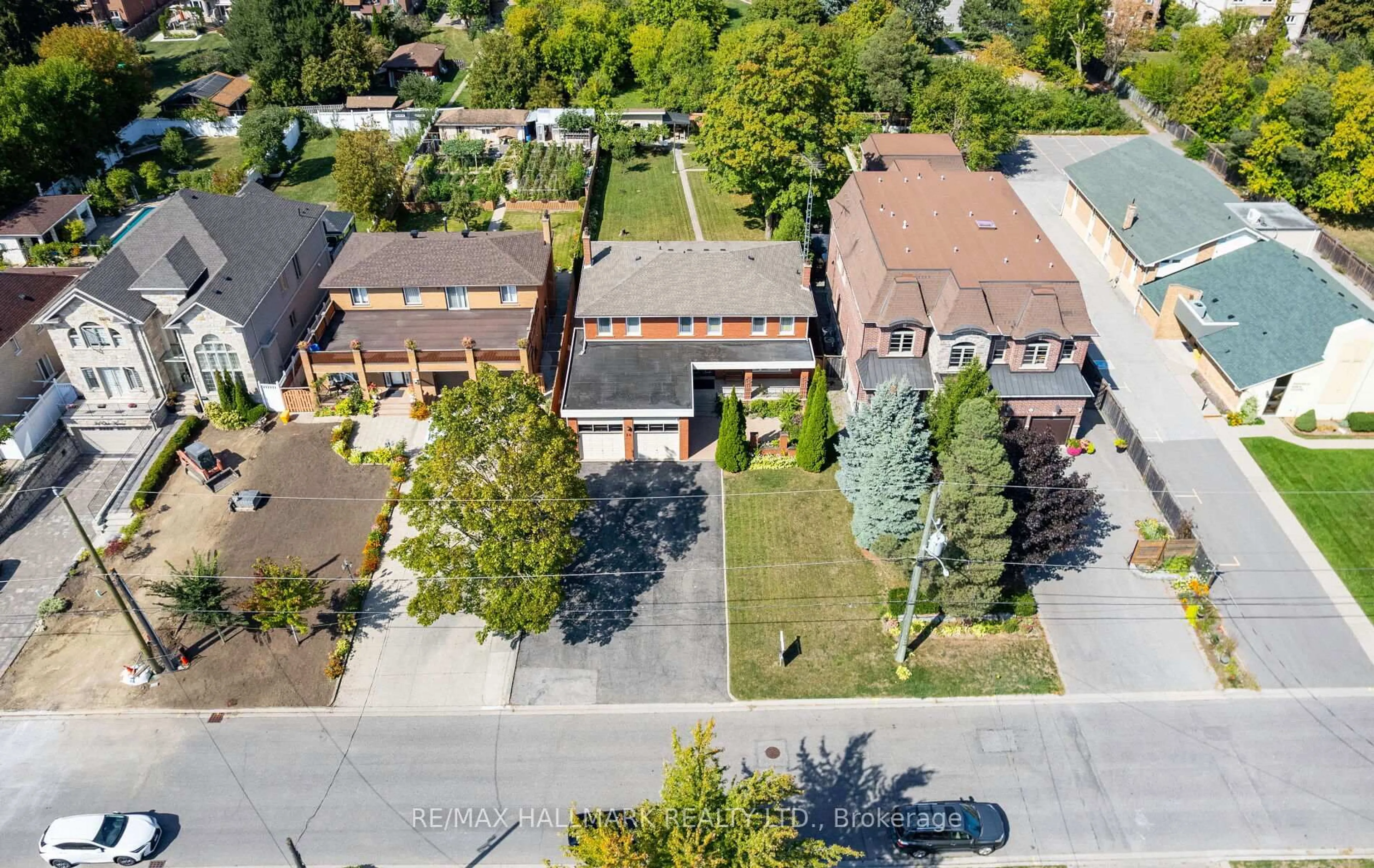 A pic from outside/outdoor area/front of a property/back of a property/a pic from drone, street for 30 Oak Ave, Richmond Hill Ontario L4C 6R7