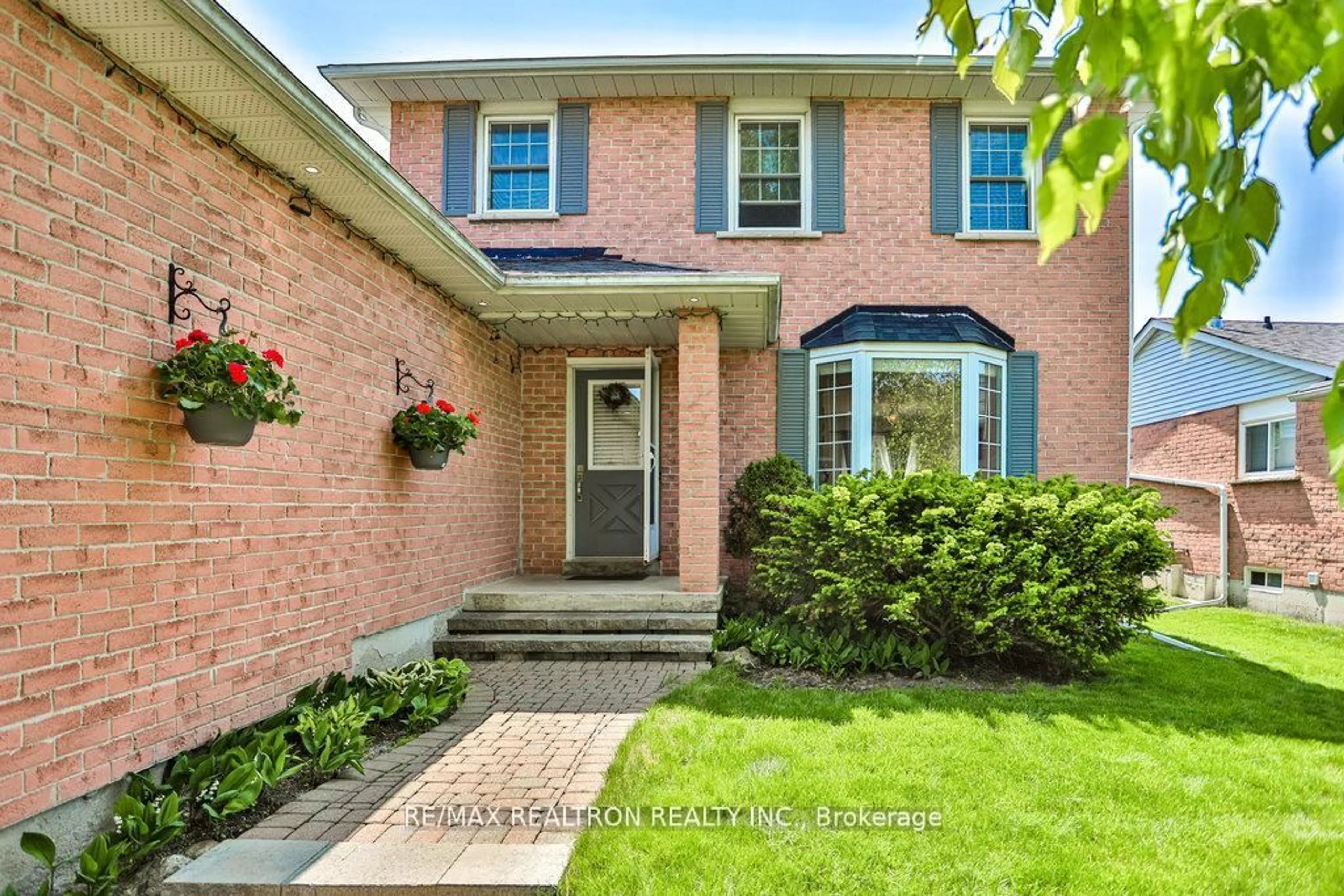 Home with brick exterior material, street for 26 Colony Trail Blvd, East Gwillimbury Ontario L9N 1C6