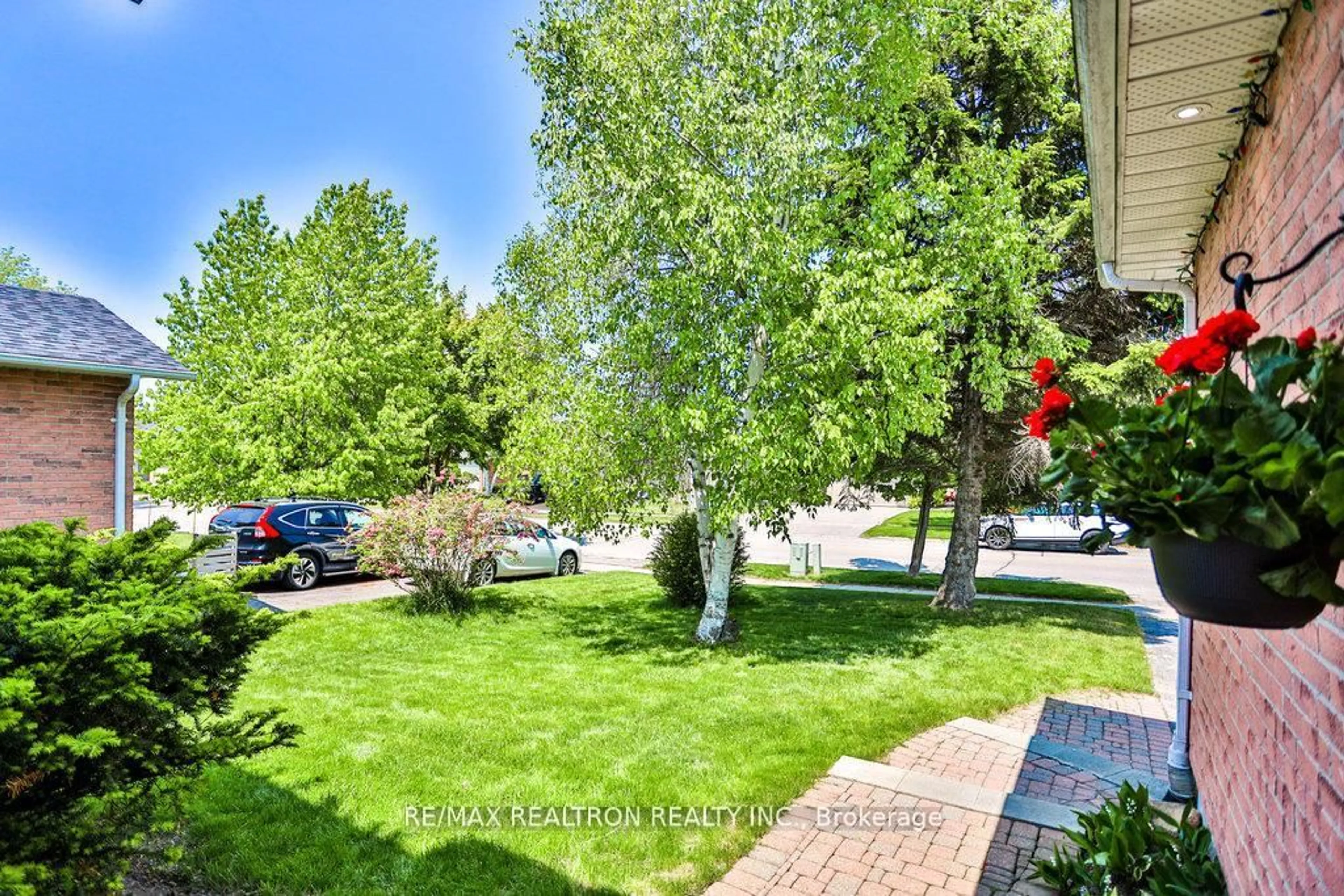 A pic from outside/outdoor area/front of a property/back of a property/a pic from drone, street for 26 Colony Trail Blvd, East Gwillimbury Ontario L9N 1C6