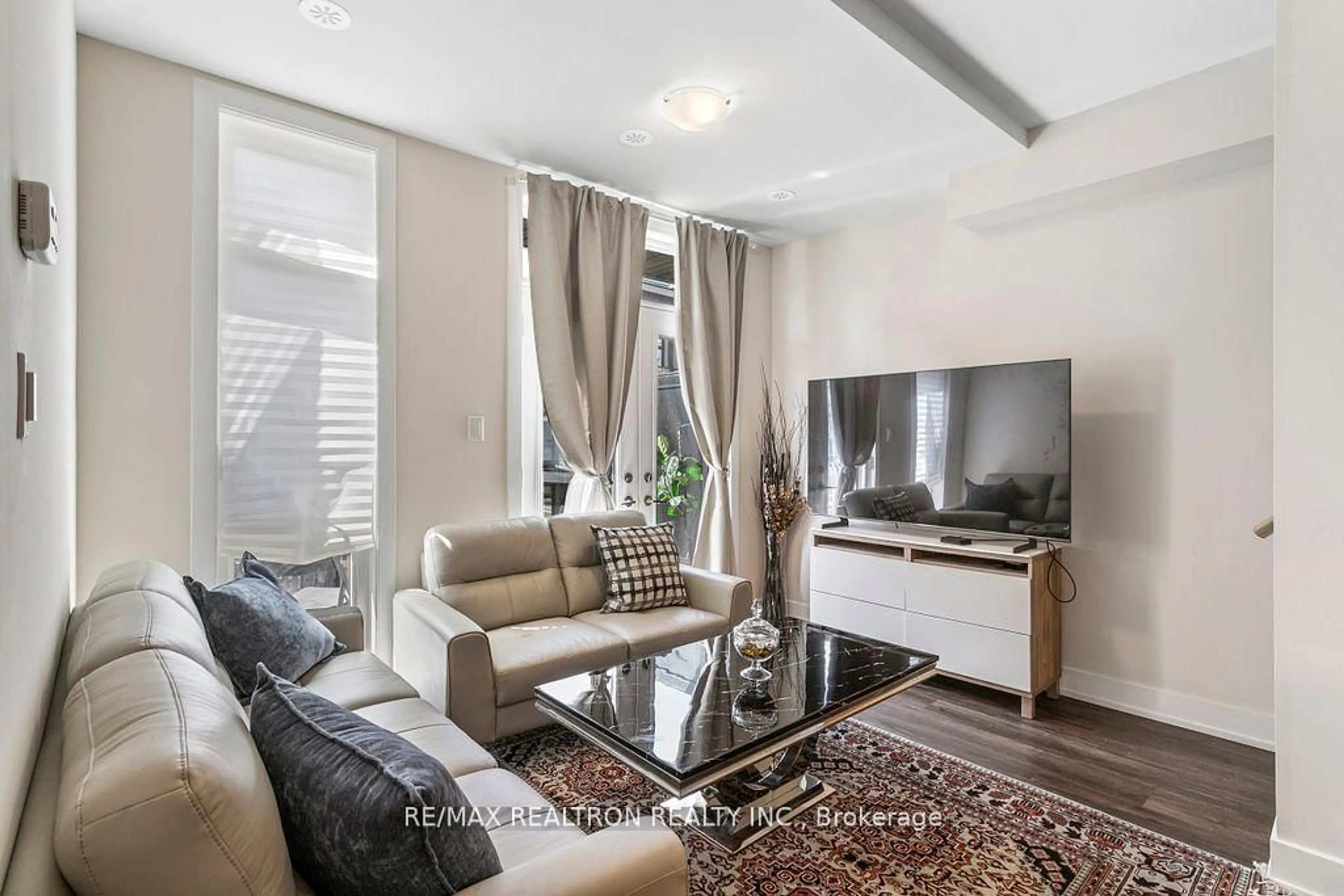 Living room with furniture, unknown for 8 Sayers Lane #12, Richmond Hill Ontario L4E 1J4
