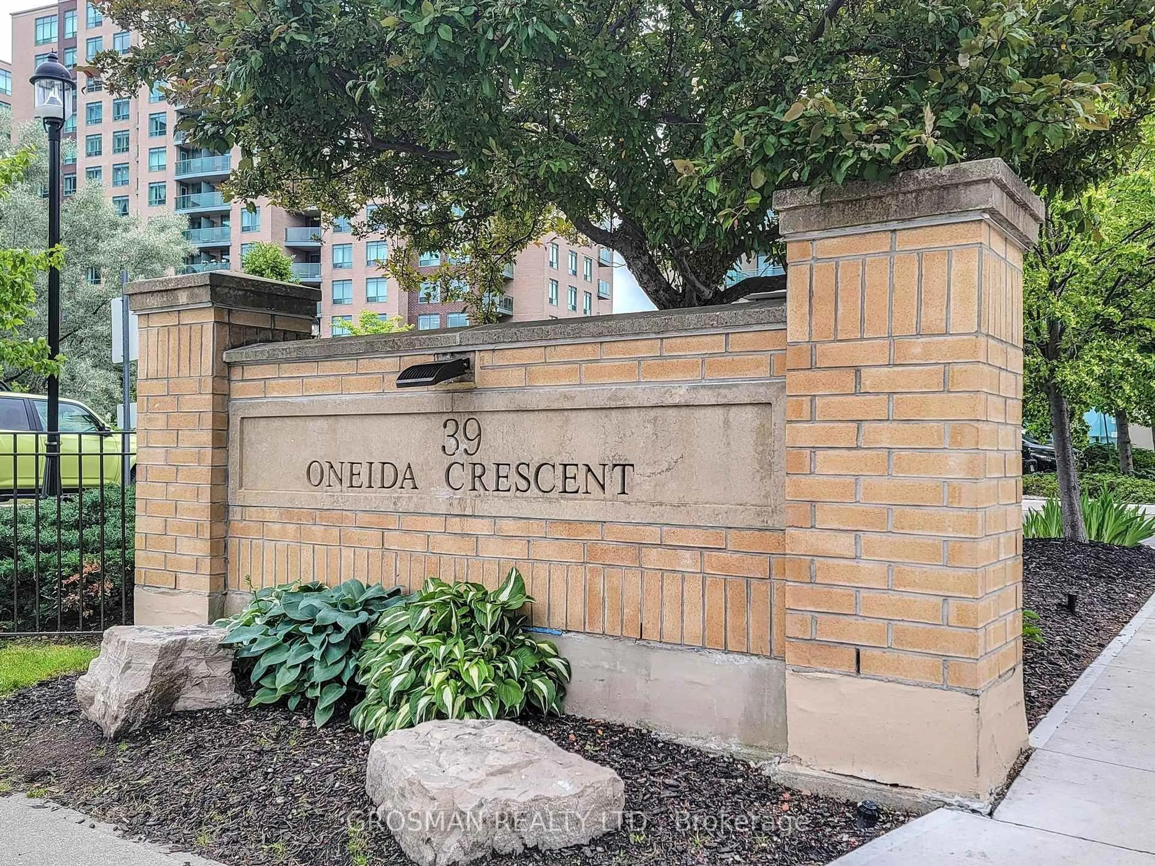 Indoor foyer for 39 Oneida Cres #721, Richmond Hill Ontario L4B 4T9