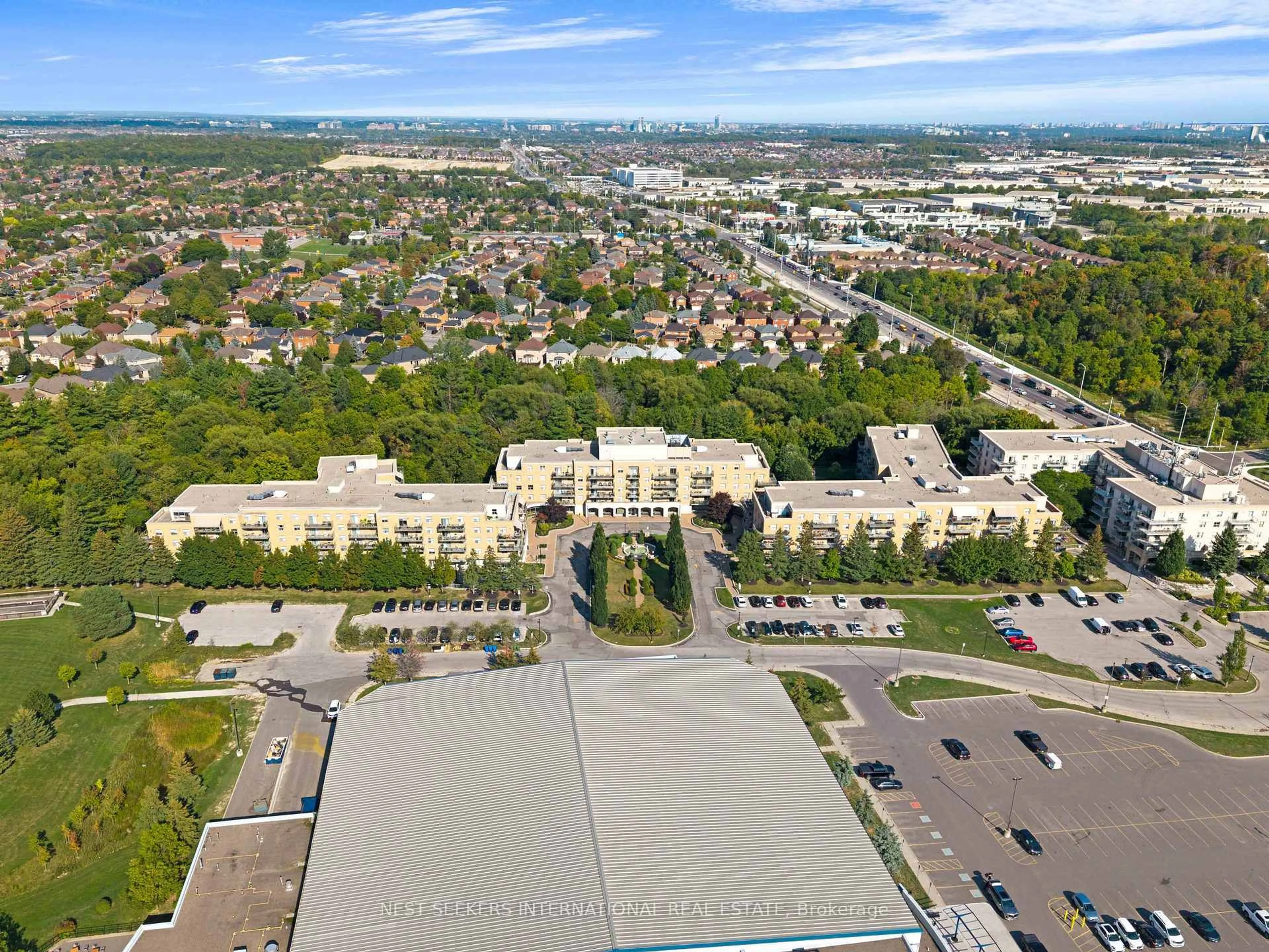 A pic from outside/outdoor area/front of a property/back of a property/a pic from drone, street for 2502 Rutherford Rd #415, Vaughan Ontario L4K 5N6