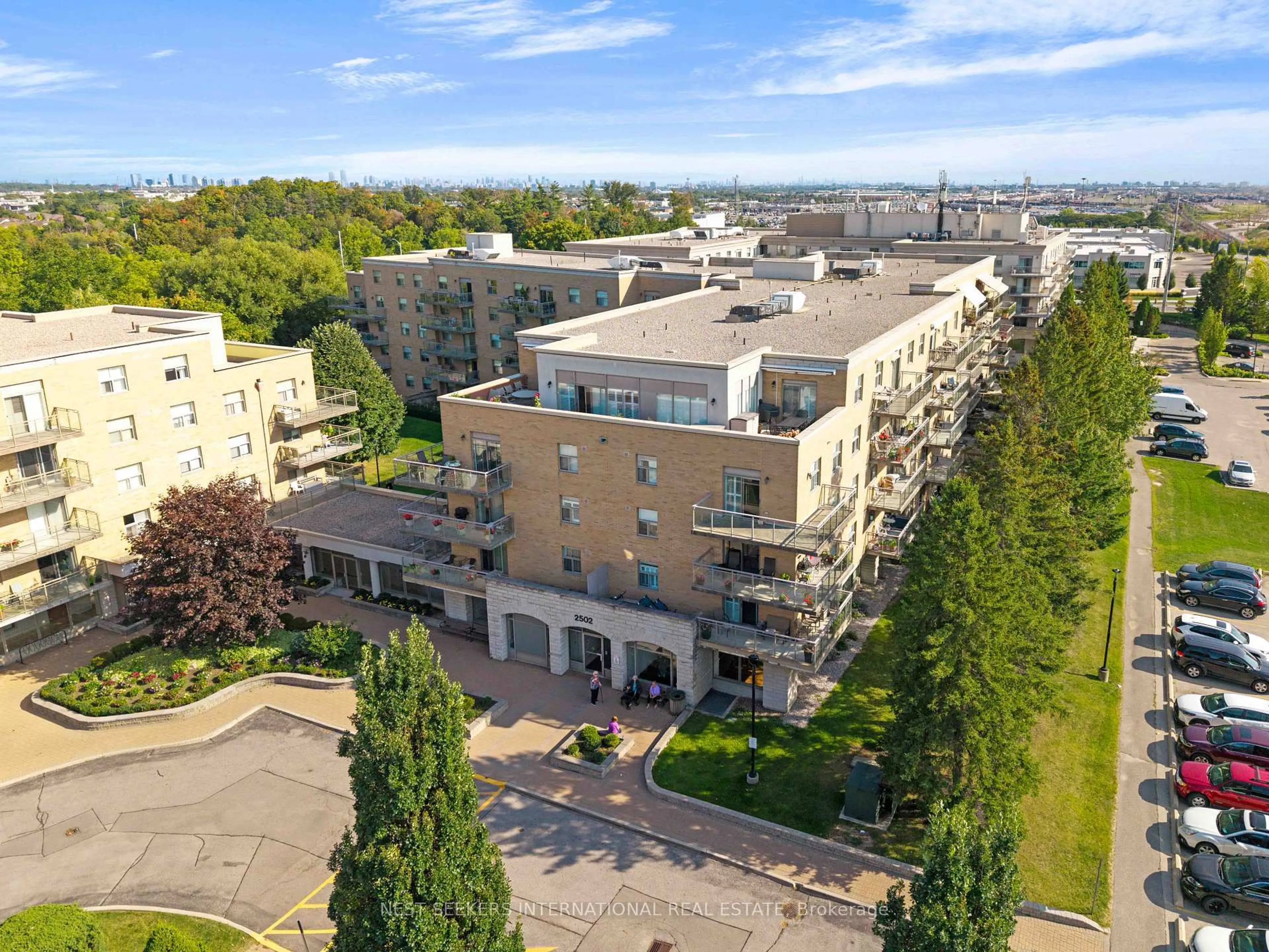 A pic from outside/outdoor area/front of a property/back of a property/a pic from drone, building for 2502 Rutherford Rd #415, Vaughan Ontario L4K 5N6
