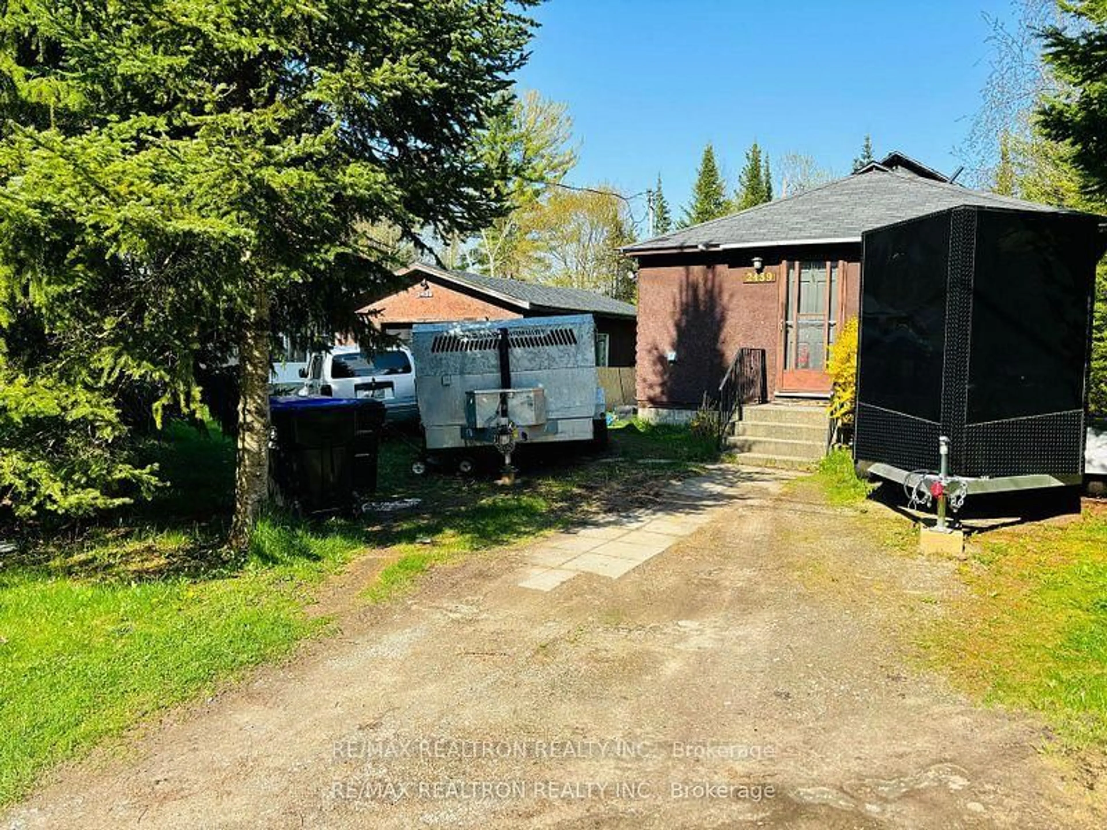 A pic from outside/outdoor area/front of a property/back of a property/a pic from drone, street for 2439 Wallace Ave, Innisfil Ontario L9S 2G5