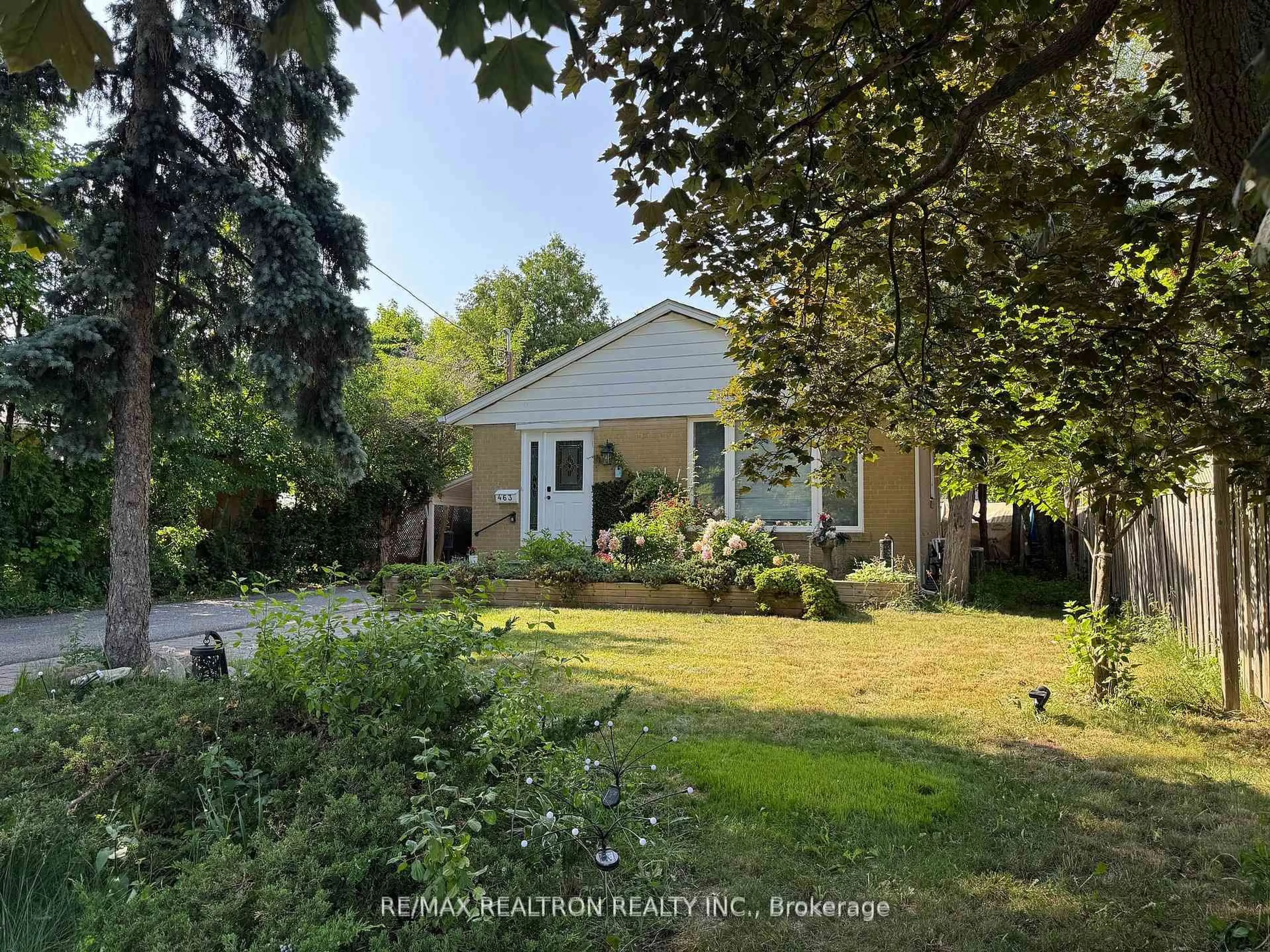 A pic from outside/outdoor area/front of a property/back of a property/a pic from drone, street for 463 Judlea Crt, Richmond Hill Ontario L4C 2X8