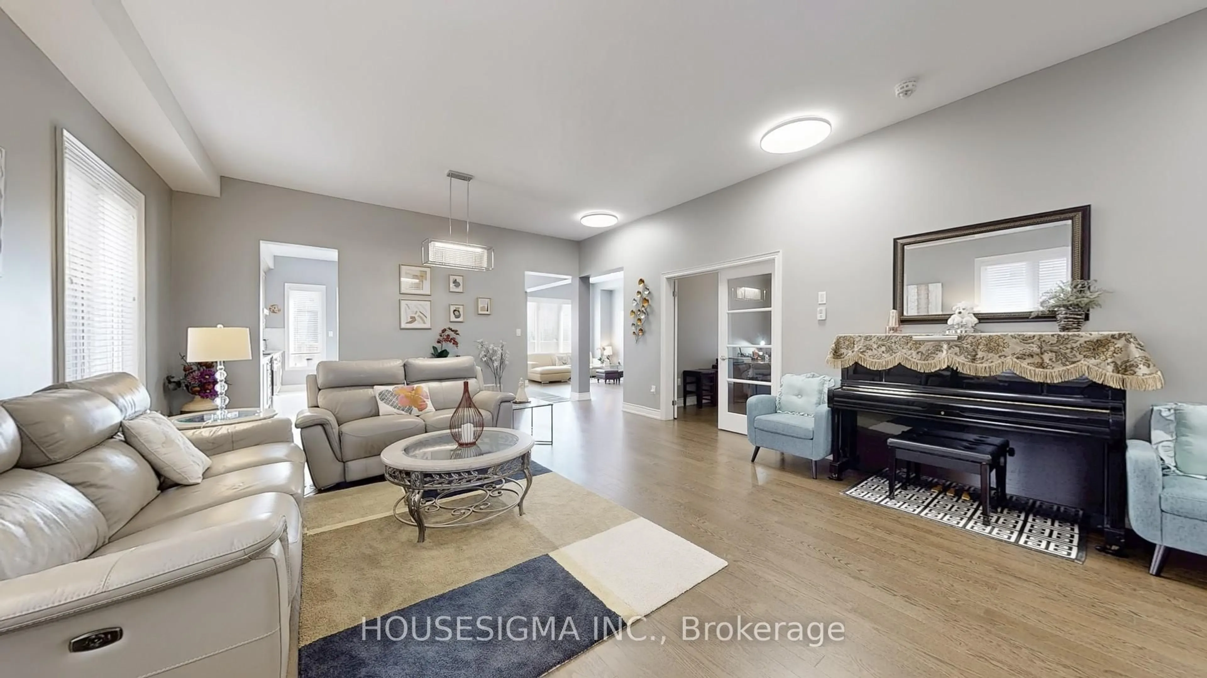 Living room with furniture, unknown for 25 Deer Pass Rd, East Gwillimbury Ontario L9N 0L6
