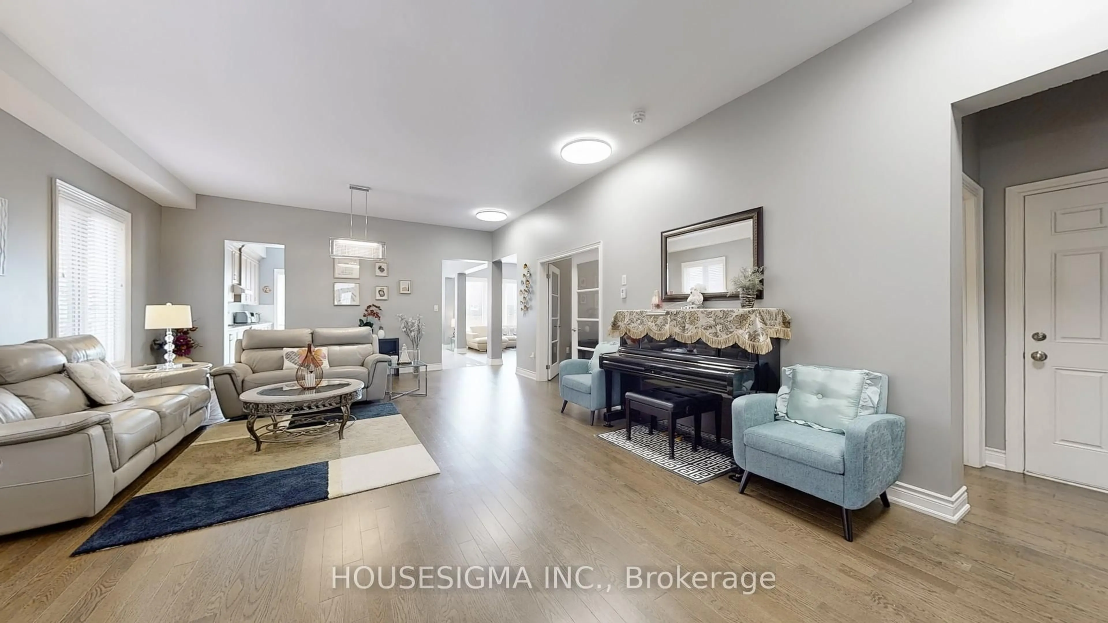 Living room with furniture, unknown for 25 Deer Pass Rd, East Gwillimbury Ontario L9N 0L6