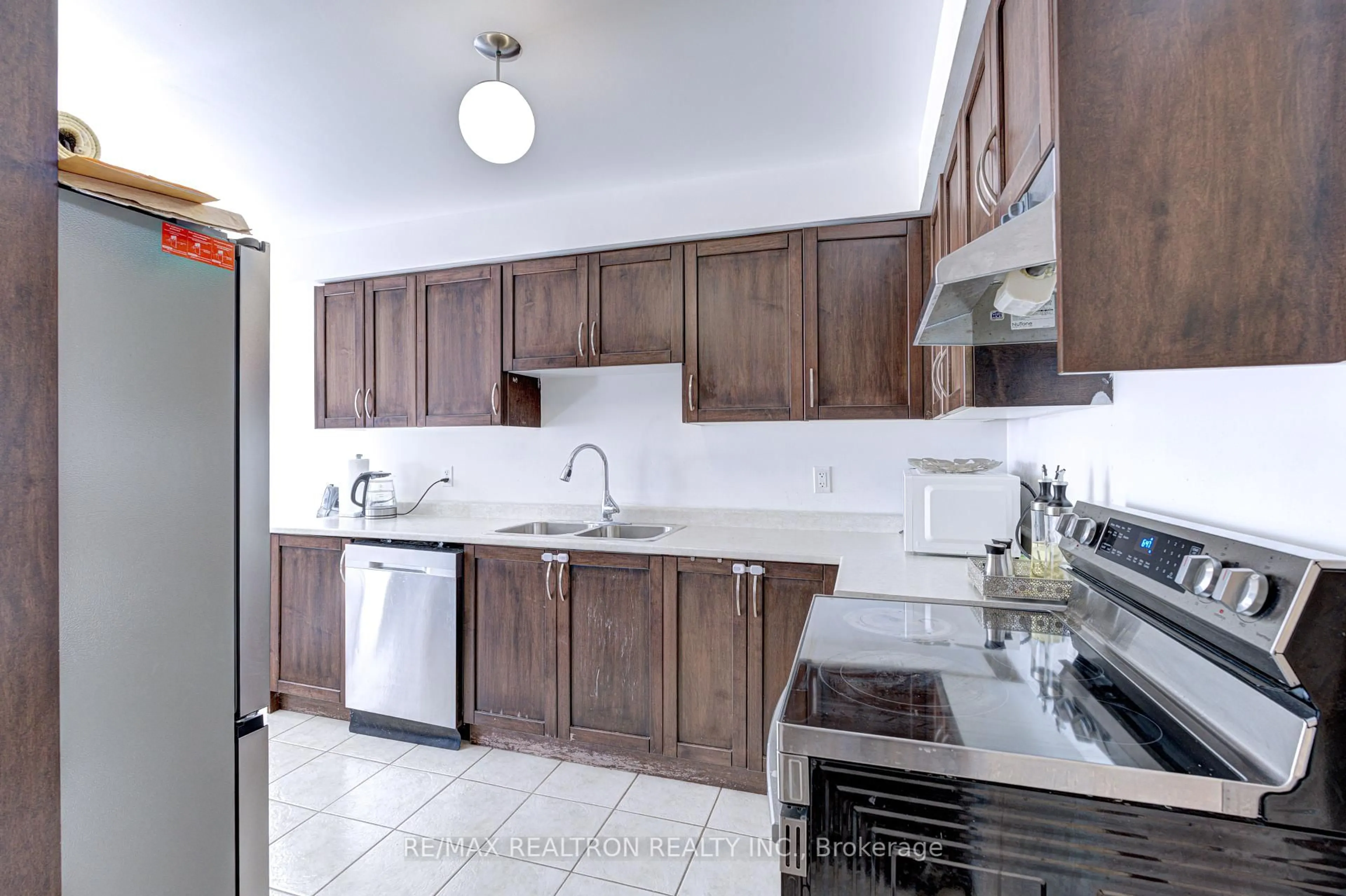 Standard kitchen, ceramic/tile floor for 88 Banbrooke Cres, Newmarket Ontario L3X 2W9