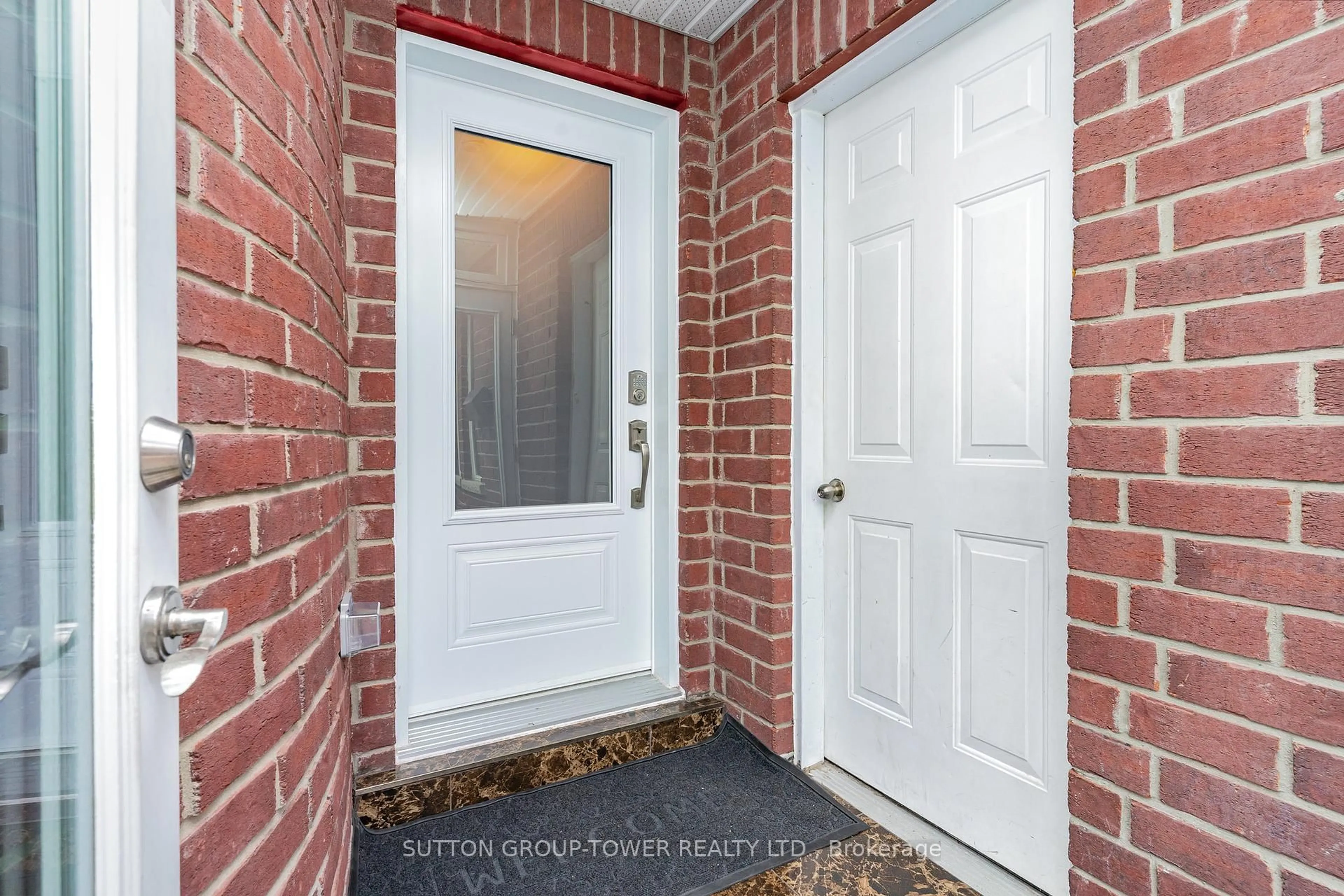 Indoor entryway for 293 London Rd, Newmarket Ontario L3Y 6L3