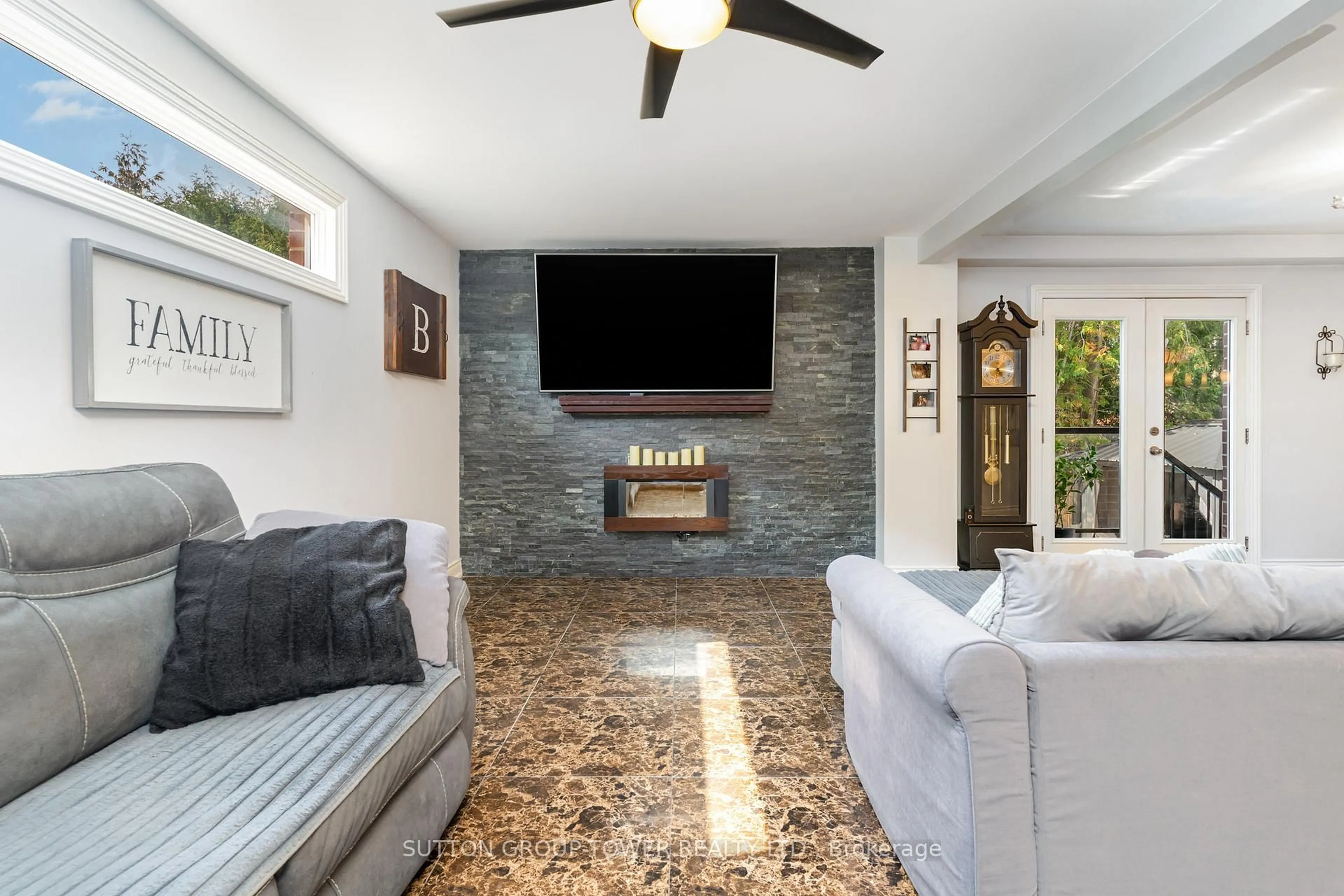 Living room with furniture, unknown for 293 London Rd, Newmarket Ontario L3Y 6L3