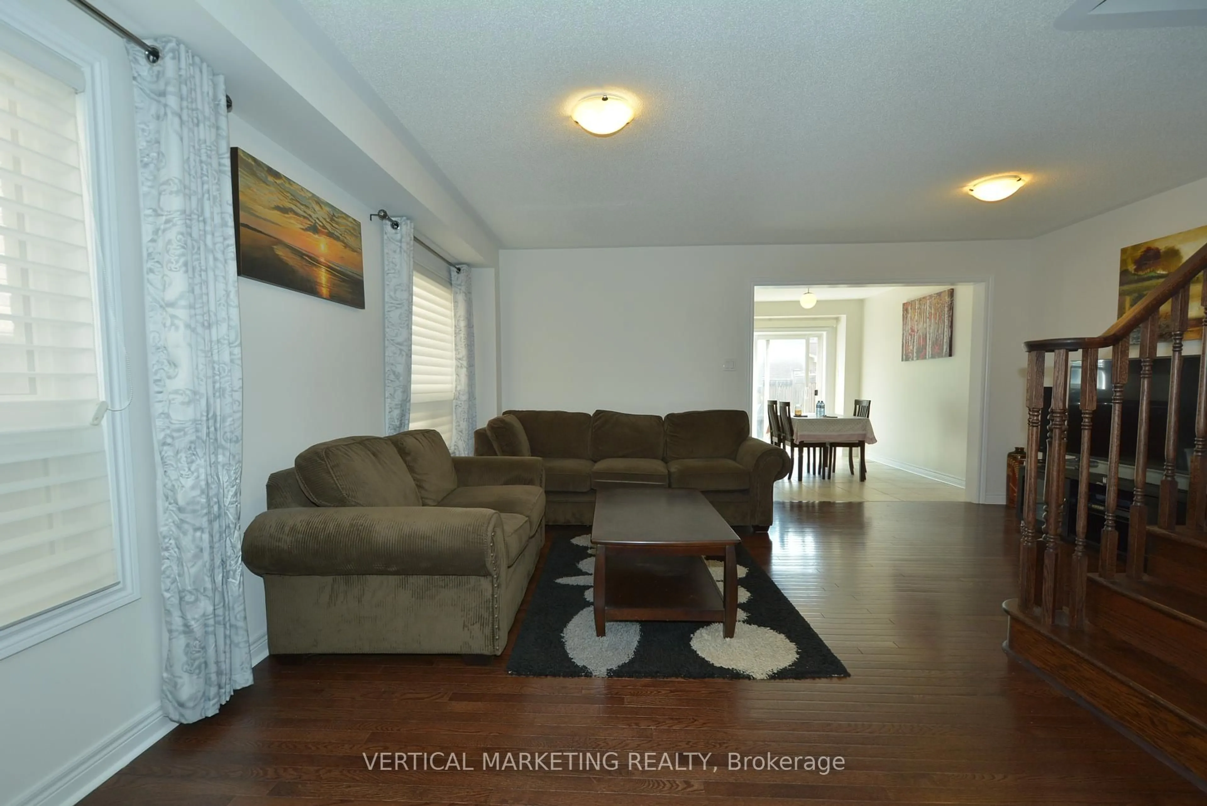 Living room with furniture, wood/laminate floor for 79 Harvest Hills Blvd, East Gwillimbury Ontario L9N 0B4