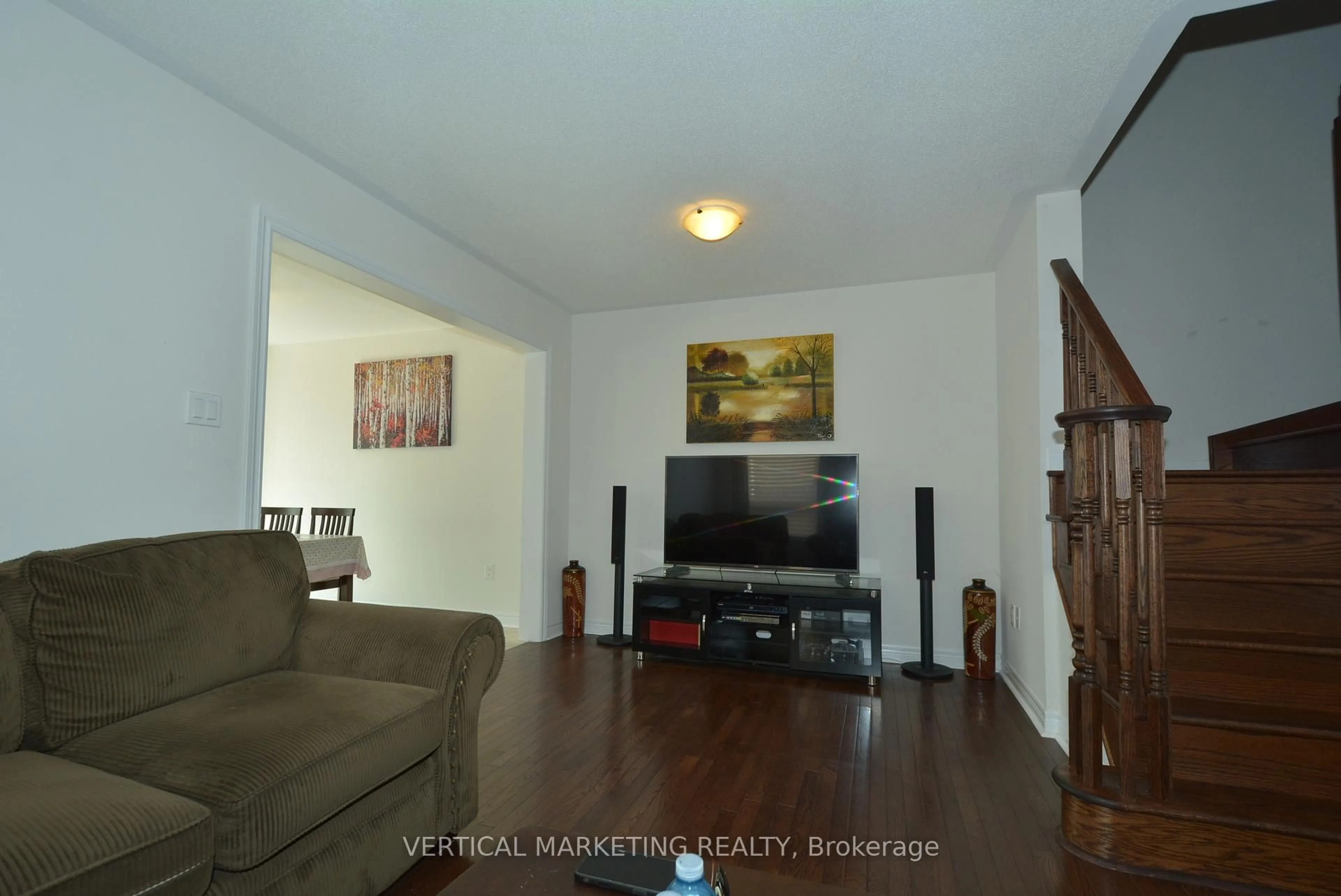 Living room with furniture, wood/laminate floor for 79 Harvest Hills Blvd, East Gwillimbury Ontario L9N 0B4