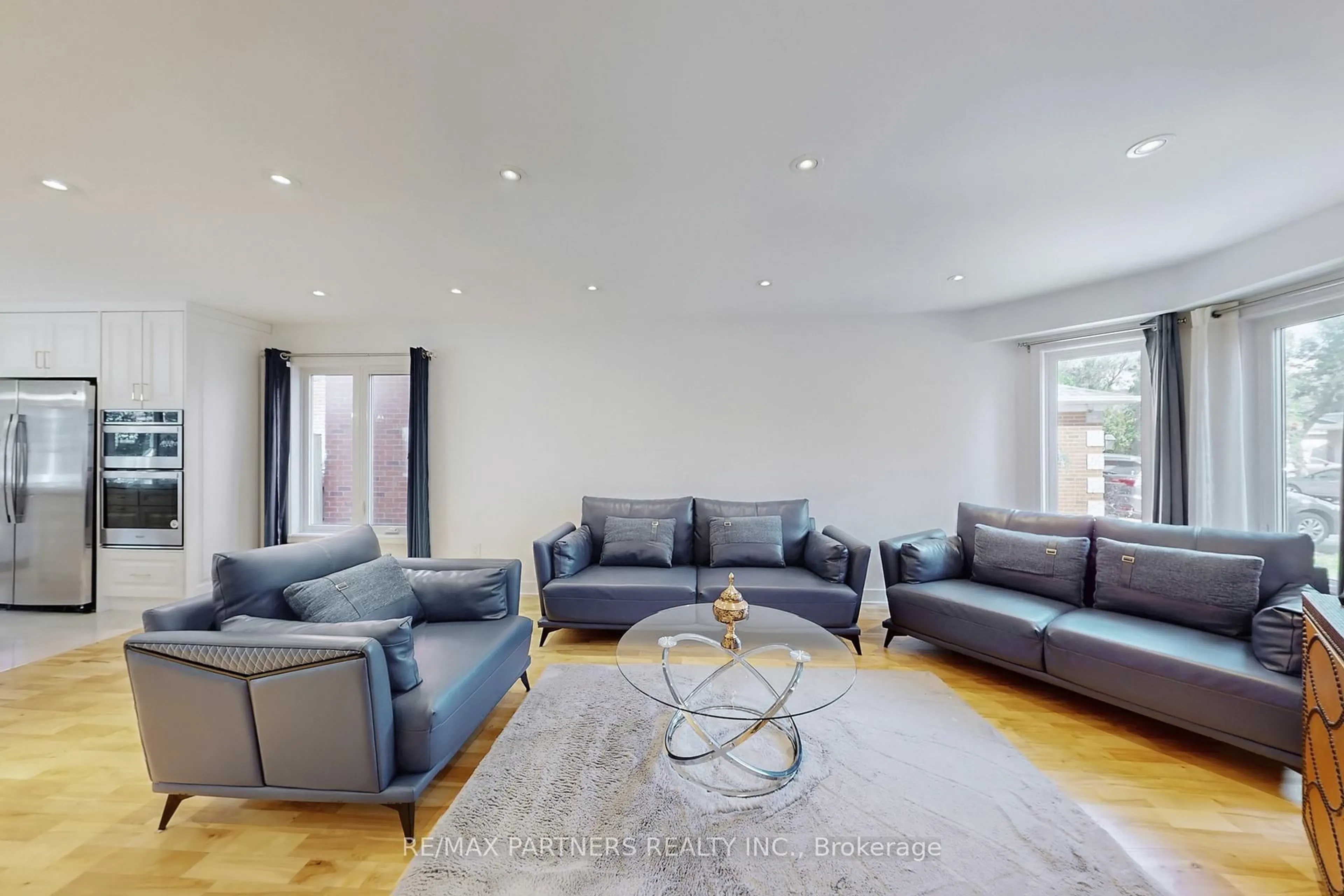 Living room with furniture, unknown for 26 Sandfield Dr, Aurora Ontario L4G 6R7