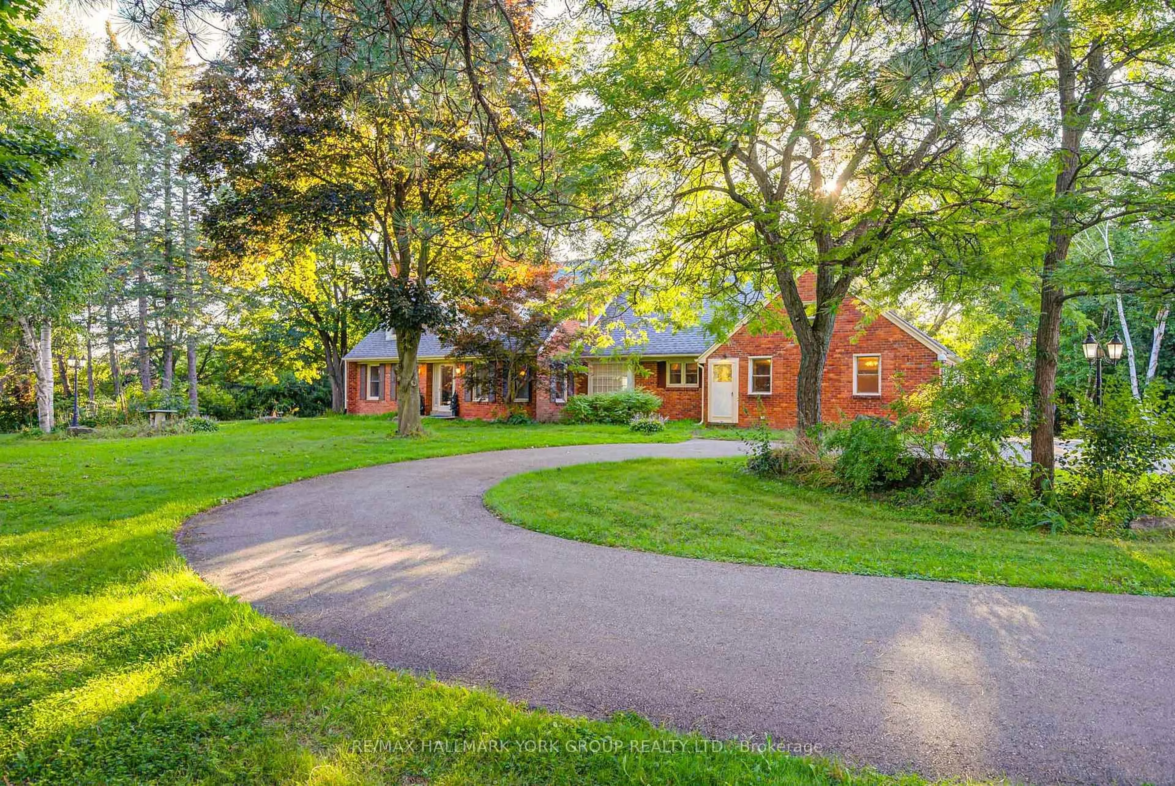 A pic from outside/outdoor area/front of a property/back of a property/a pic from drone, street for 18 Kennedy Lane, Whitchurch-Stouffville Ontario L4A 2J5