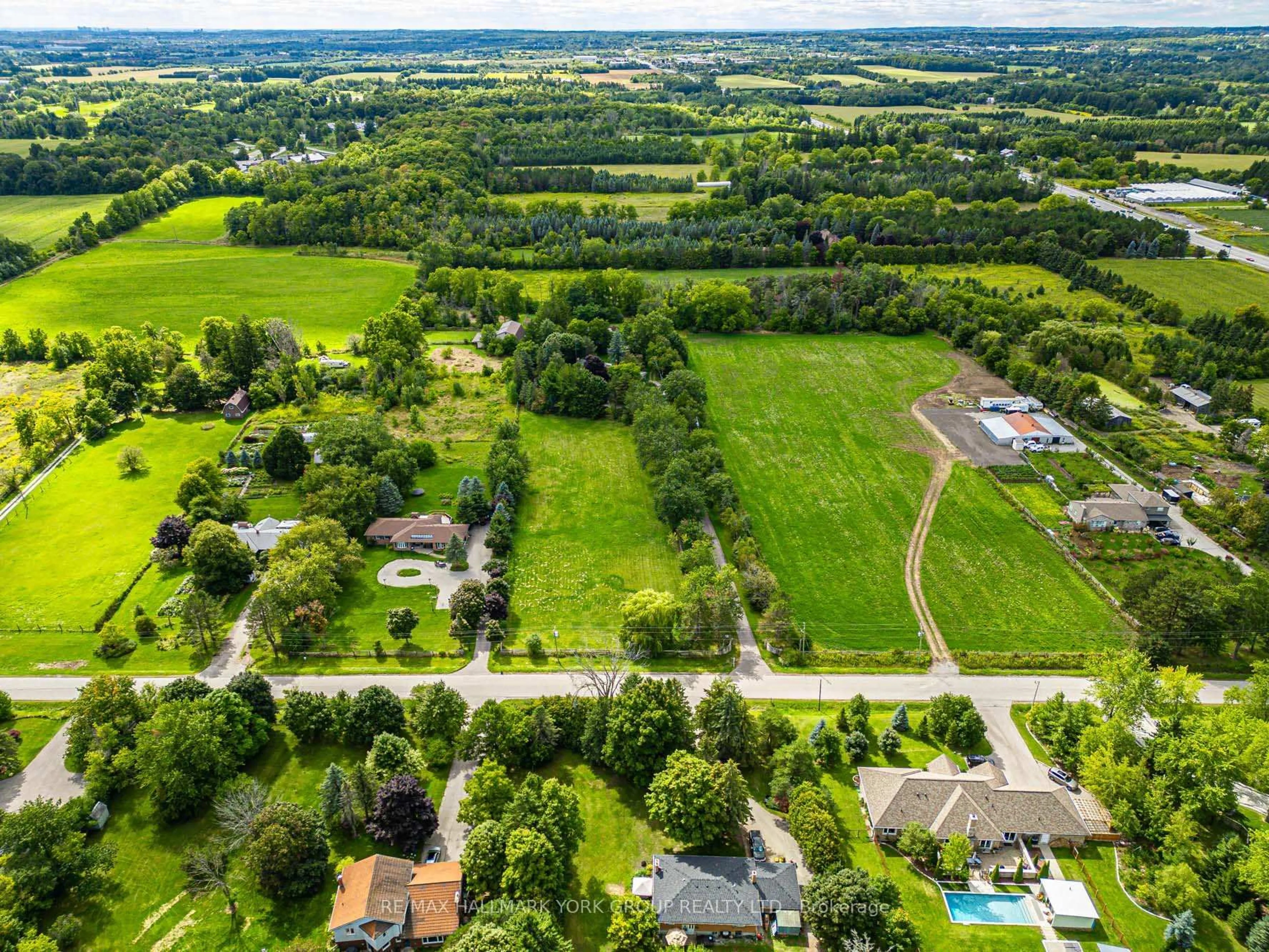 A pic from outside/outdoor area/front of a property/back of a property/a pic from drone, street for 18 Kennedy Lane, Whitchurch-Stouffville Ontario L4A 2J5