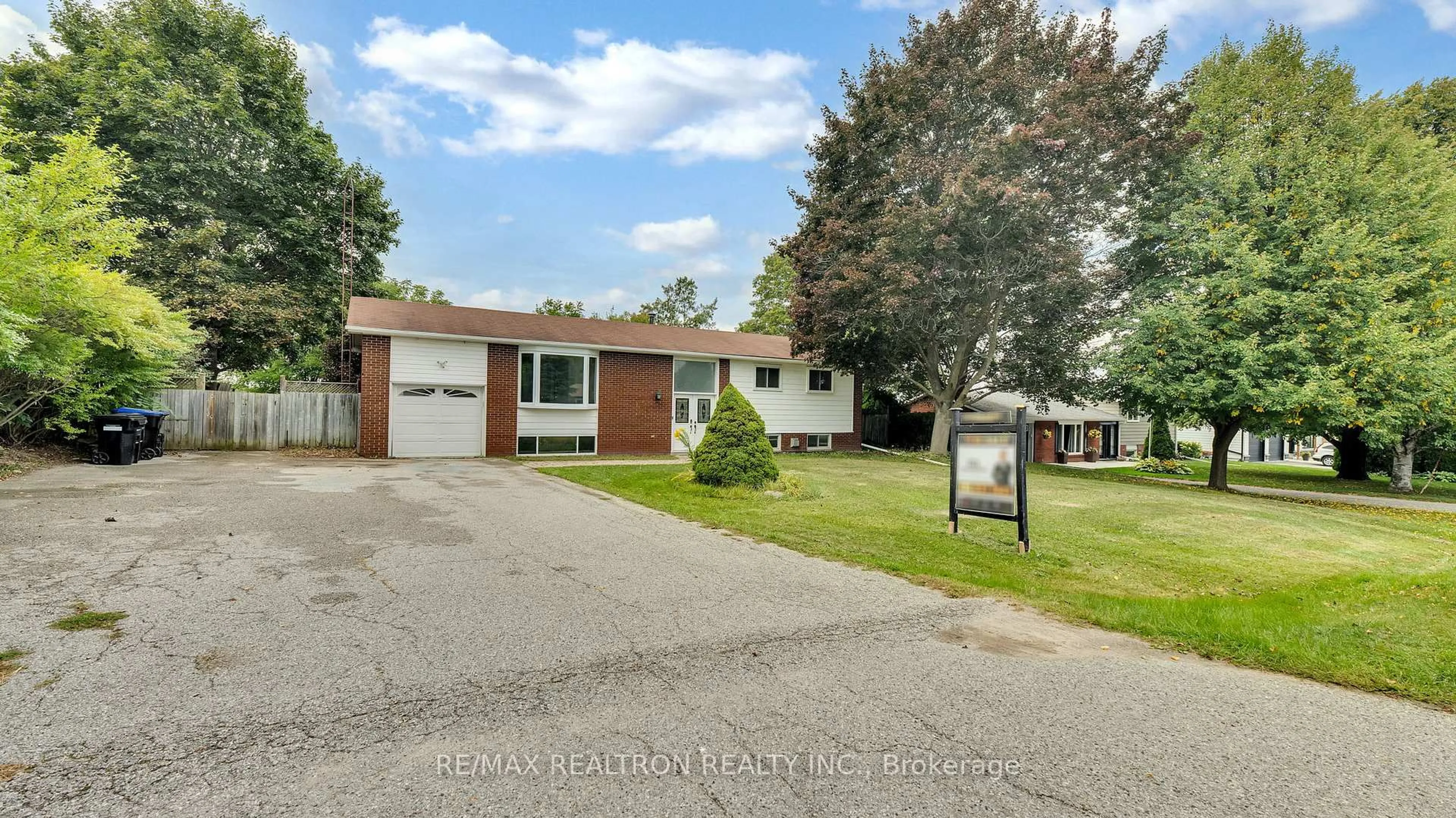 A pic from outside/outdoor area/front of a property/back of a property/a pic from drone, street for 20 Lallien Dr, Bradford West Gwillimbury Ontario L0G 1B0