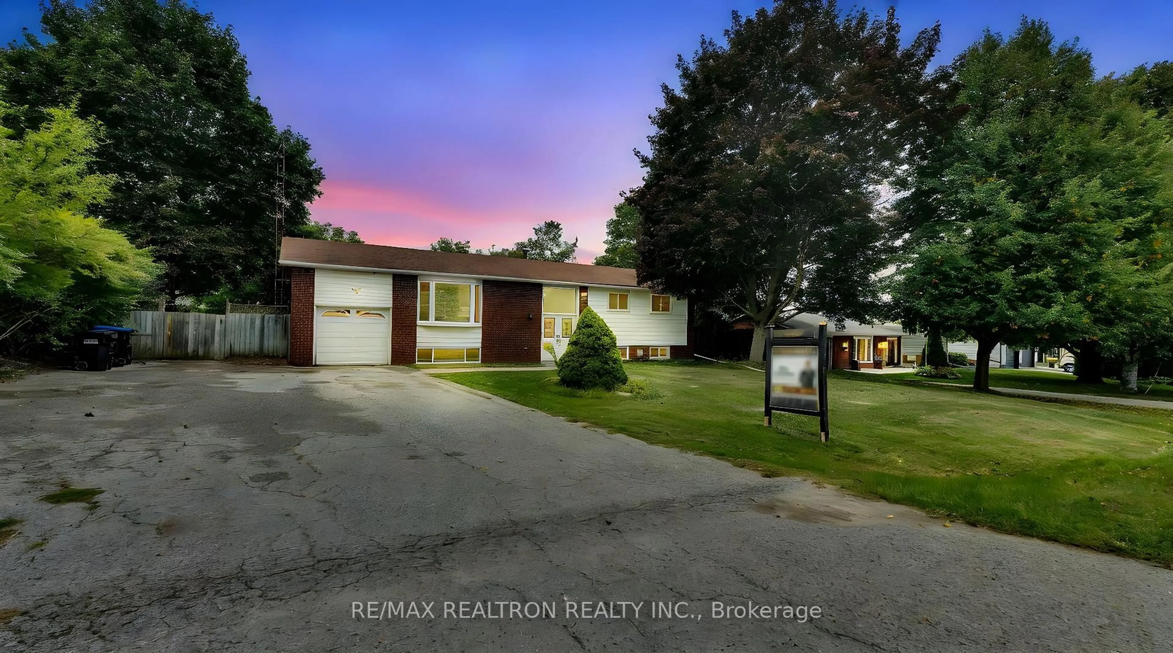 A pic from outside/outdoor area/front of a property/back of a property/a pic from drone, street for 20 Lallien Dr, Bradford West Gwillimbury Ontario L0G 1B0