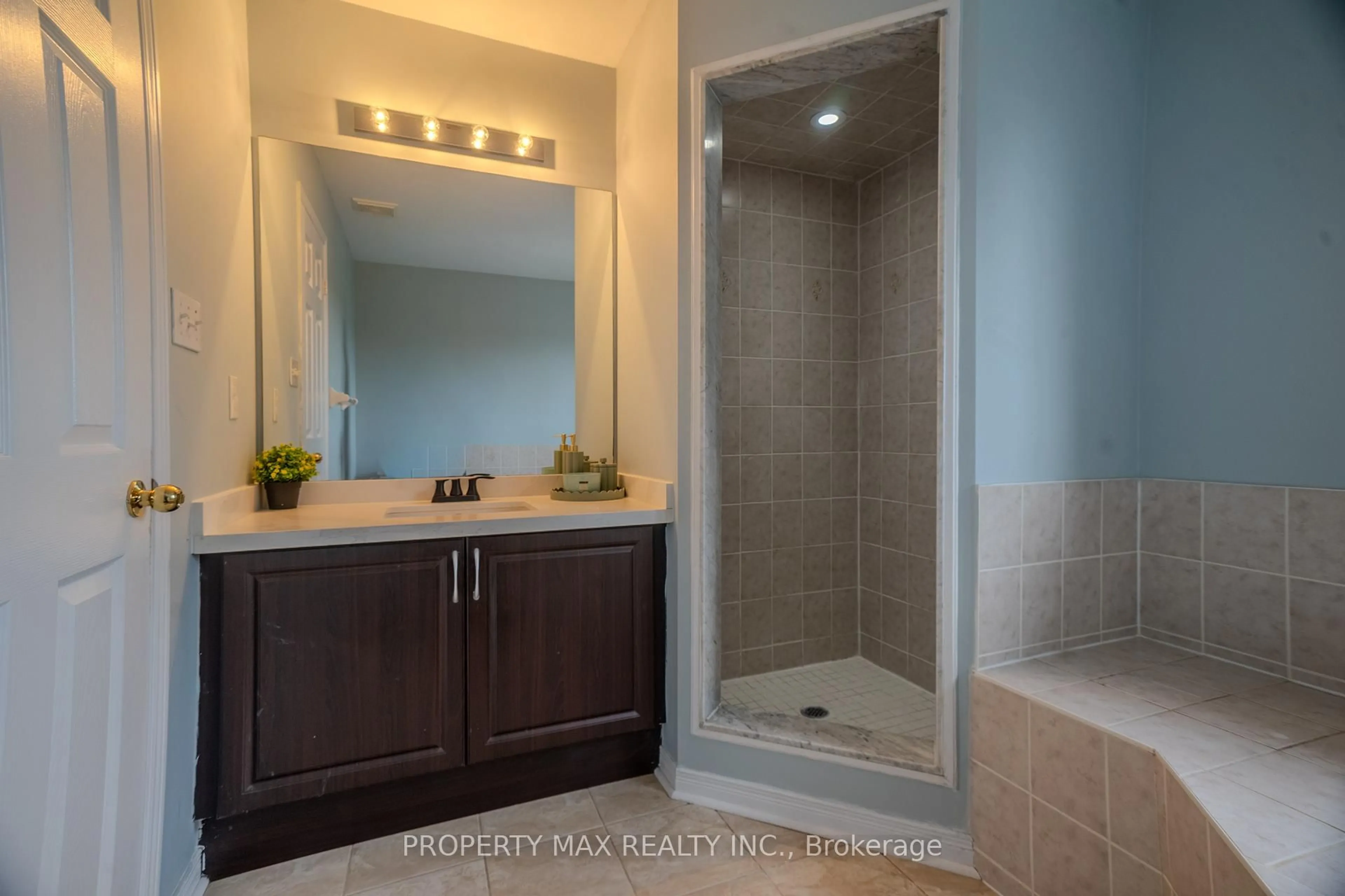 Contemporary bathroom, ceramic/tile floor for 92 Coleluke Lane, Markham Ontario L3S 0B7
