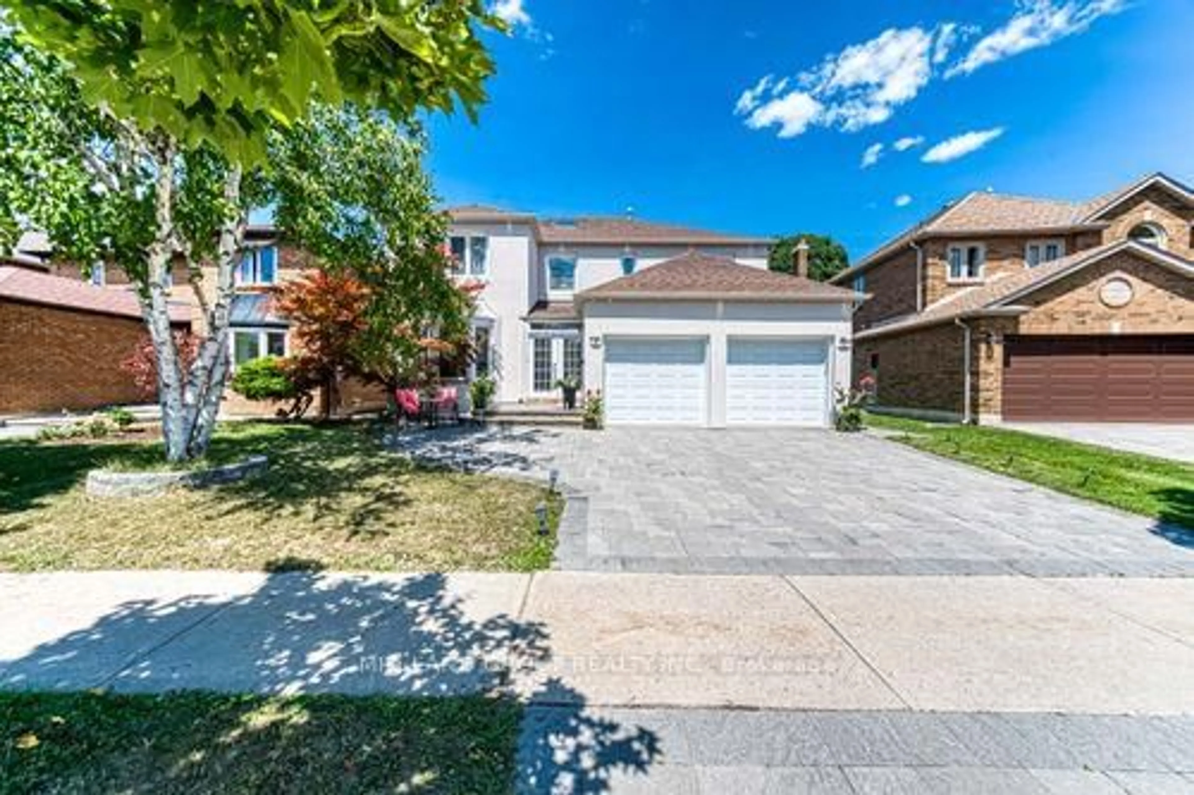 A pic from outside/outdoor area/front of a property/back of a property/a pic from drone, street for 74 Blackmore Ave, Richmond Hill Ontario L4B 2A1