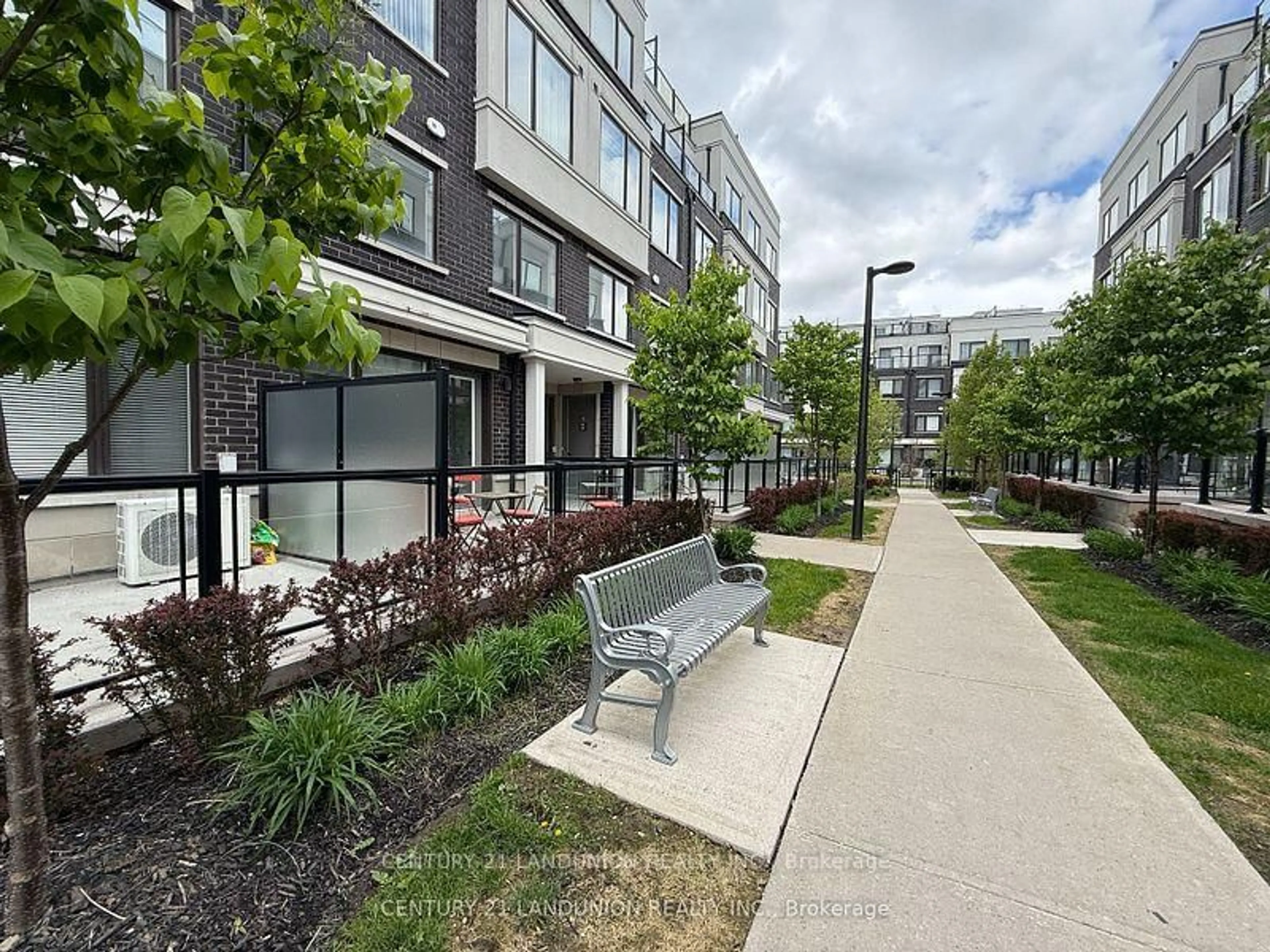 Patio, street for 300 Alex Gardner Circ #57, Aurora Ontario L4G 3G5