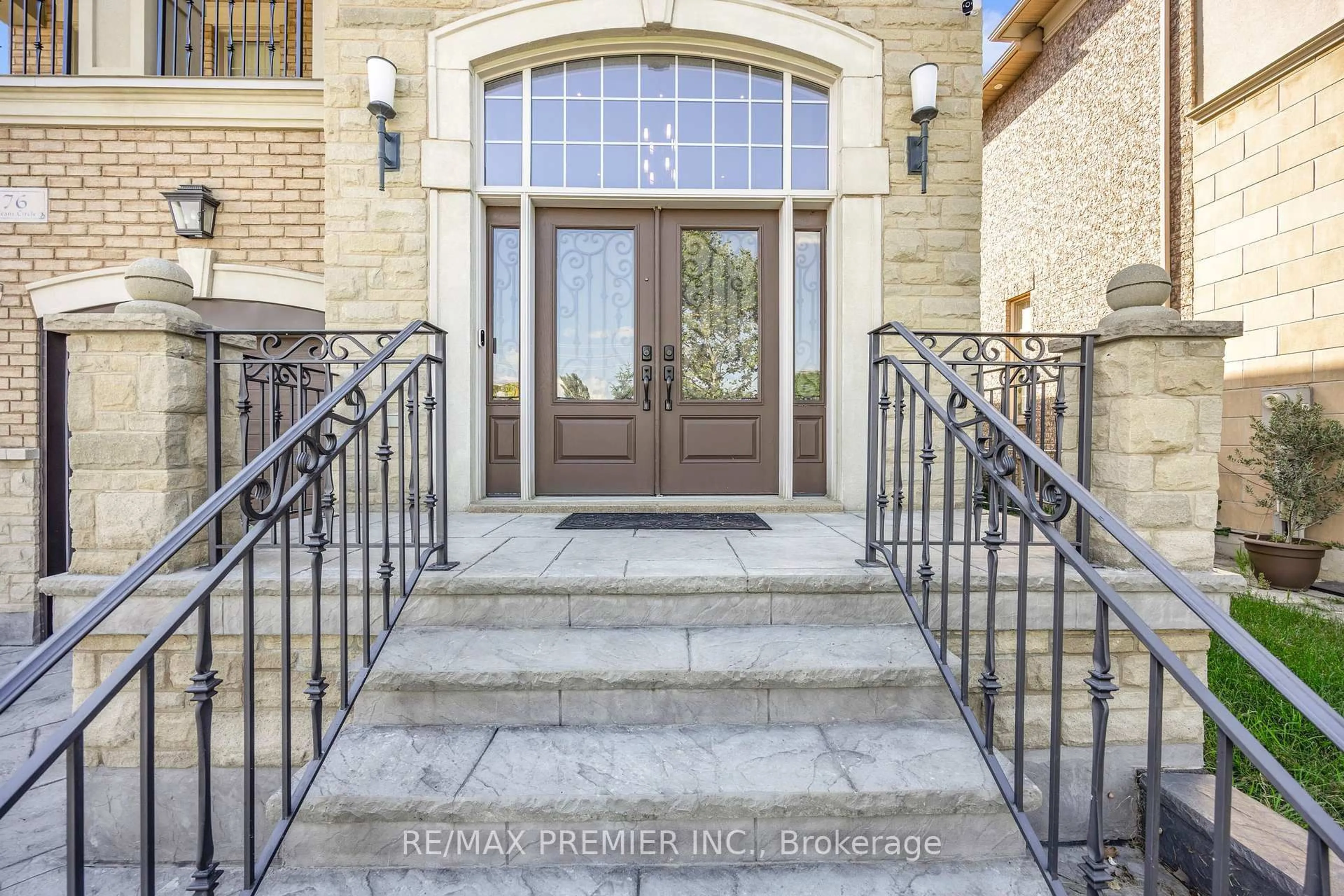 Indoor entryway for 76 Orleans Circ, Vaughan Ontario L4H 0V3