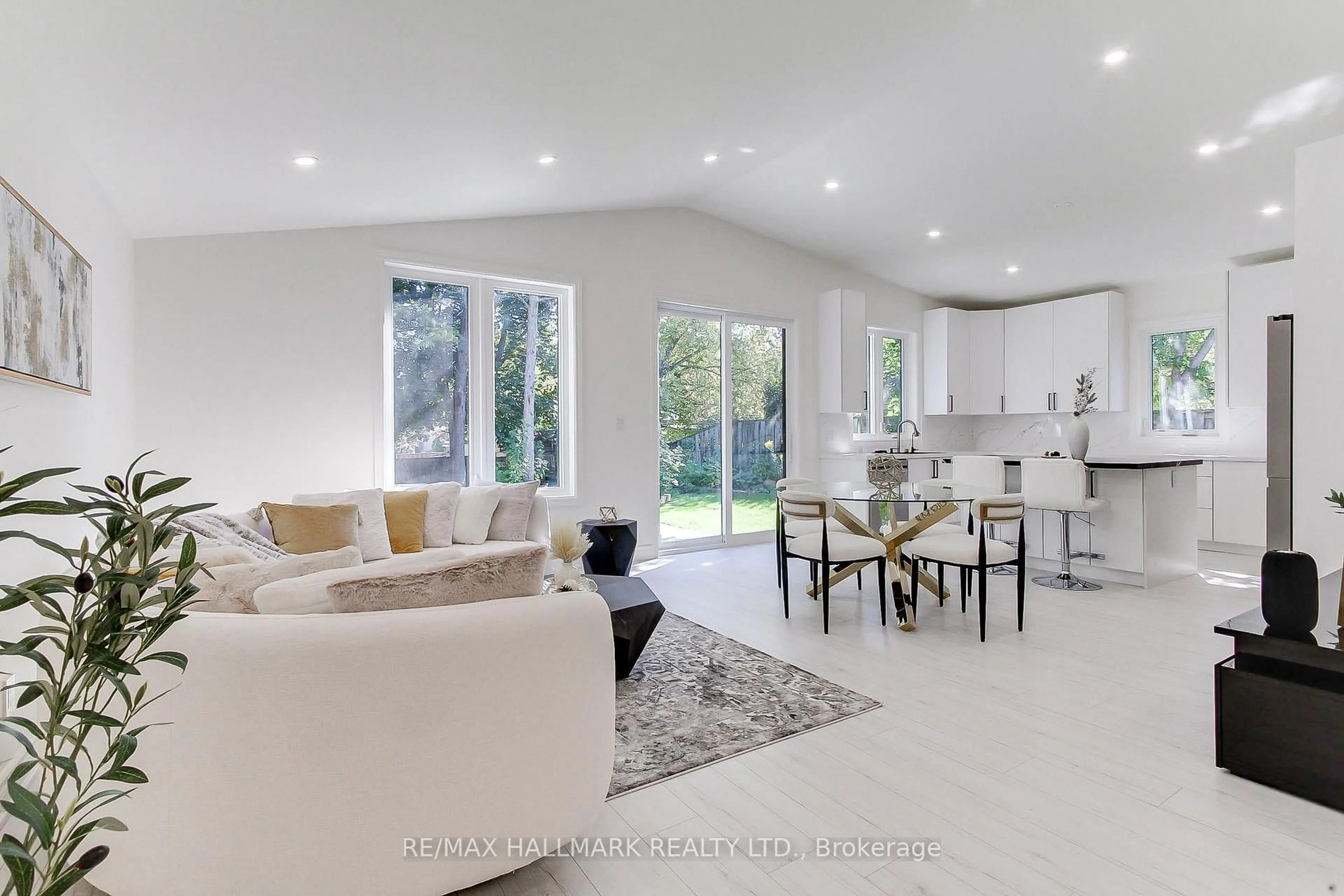 Open concept kitchen, unknown for 25 Knowles Cres, Aurora Ontario L4G 1Z6