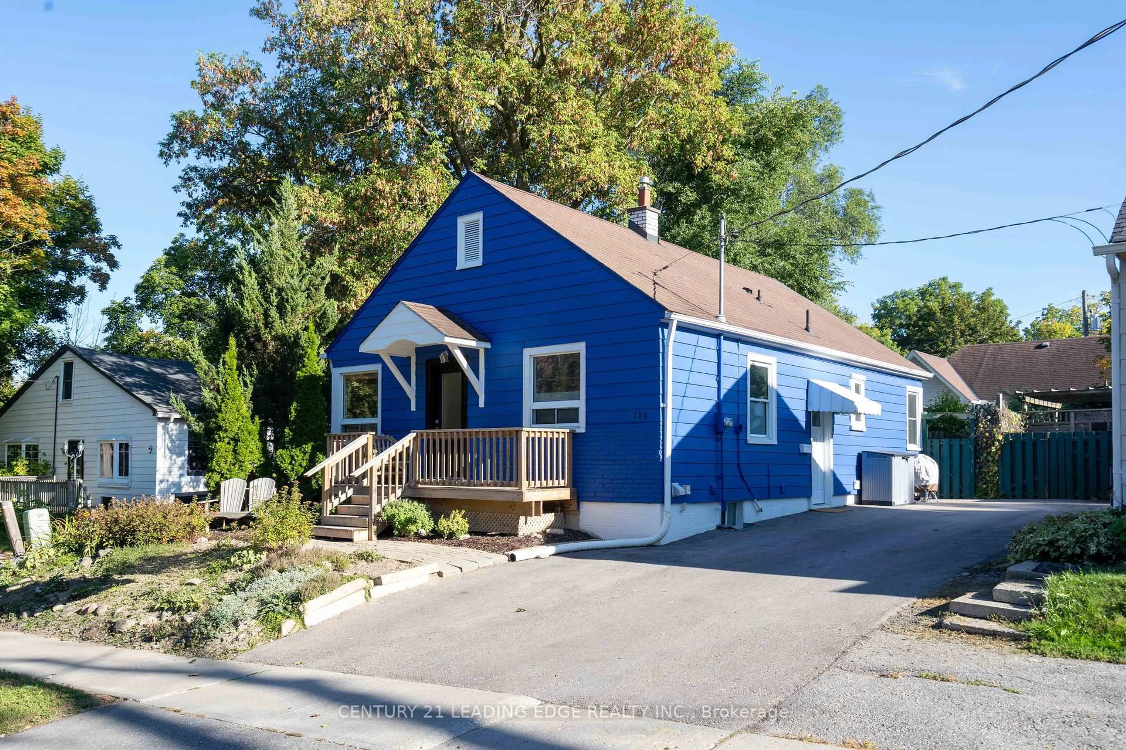Home with vinyl exterior material, street for 754 Srigley St, Newmarket Ontario L3Y 1X5