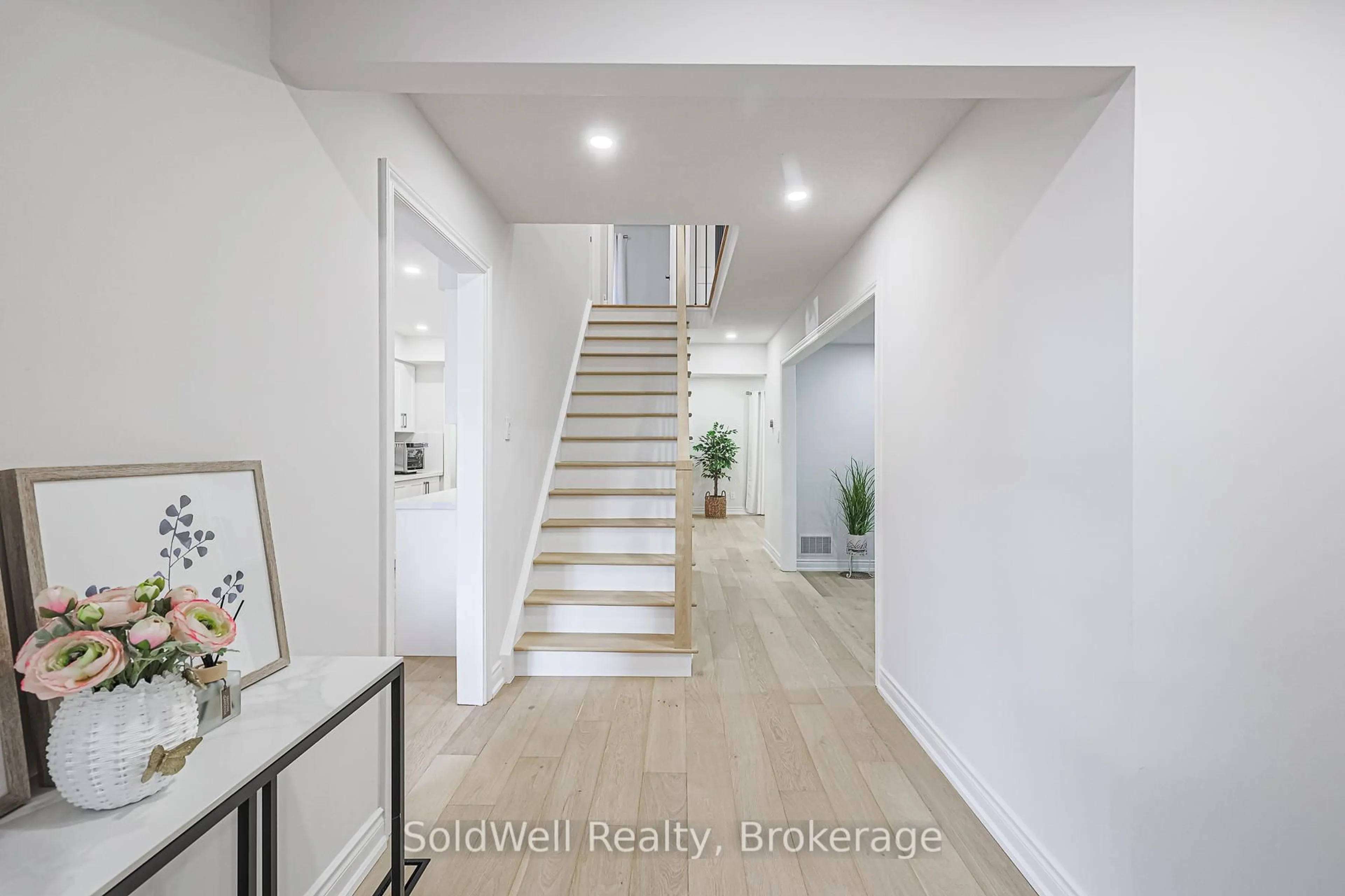 Indoor entryway for 160 Charles St, Vaughan Ontario L4J 3C7
