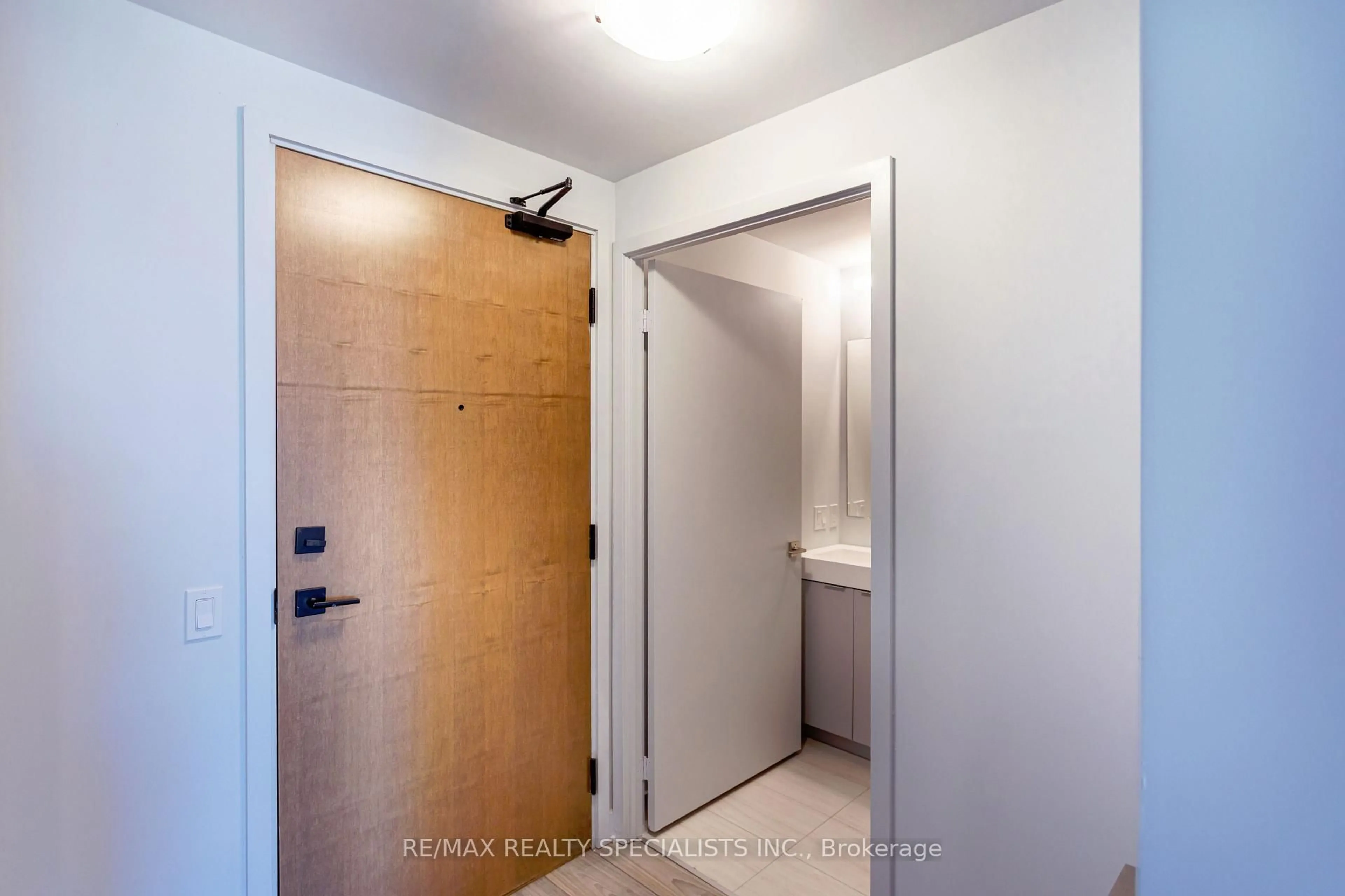 Indoor entryway for 2920 Highway 7 #1504, Vaughan Ontario L4K 0P4
