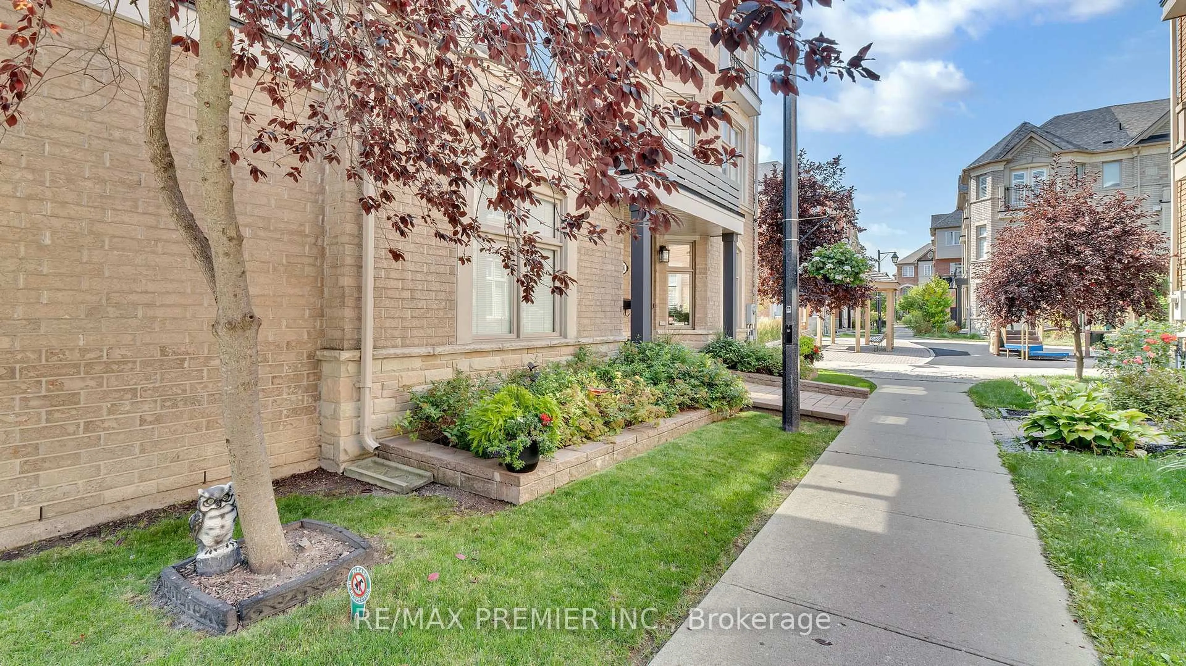 Patio, street for 10 Henry Peters Lane, Vaughan Ontario L4L 0A7