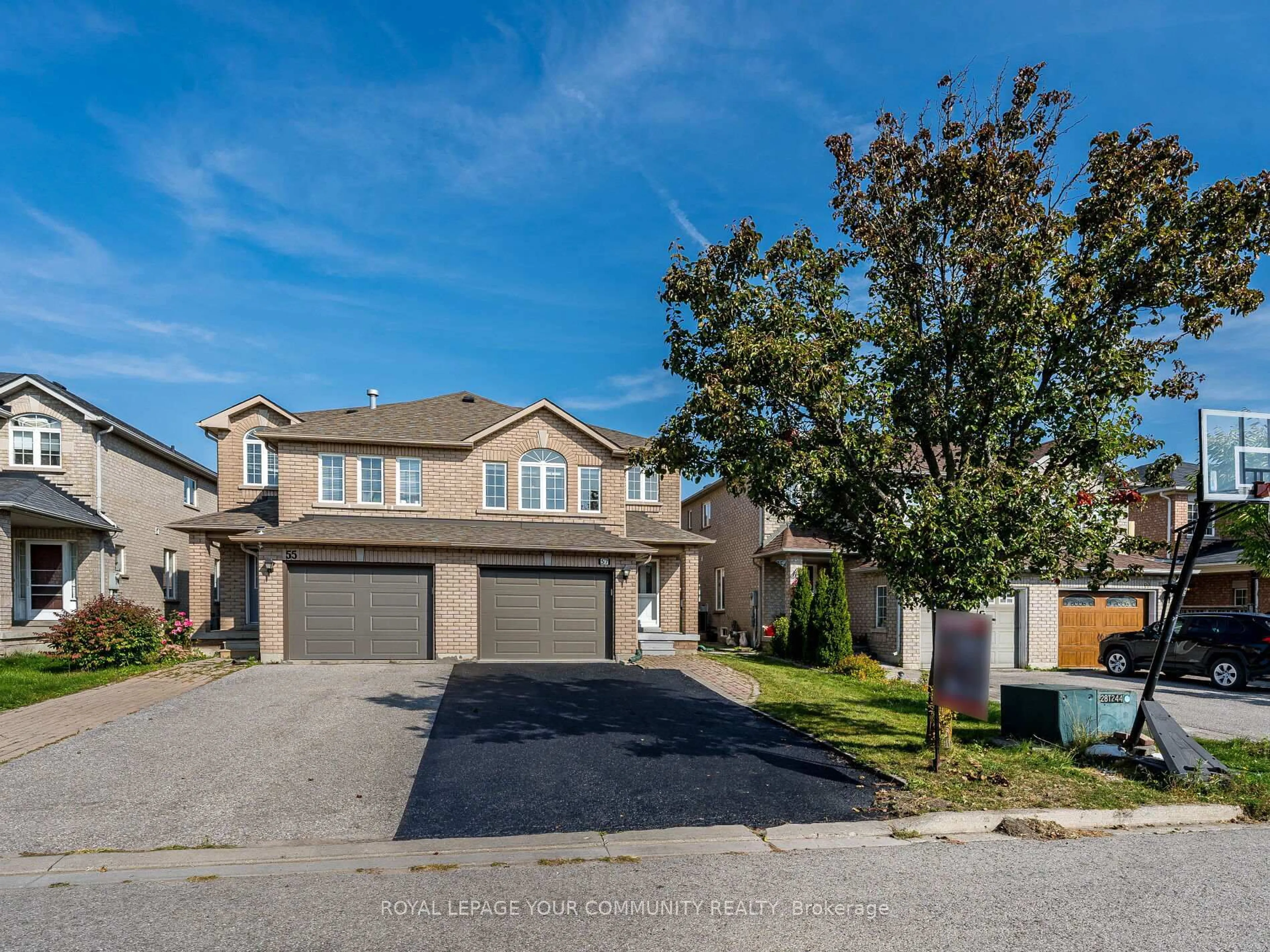 A pic from outside/outdoor area/front of a property/back of a property/a pic from drone, street for 57 Kalmar Cres, Richmond Hill Ontario L4E 3Z4