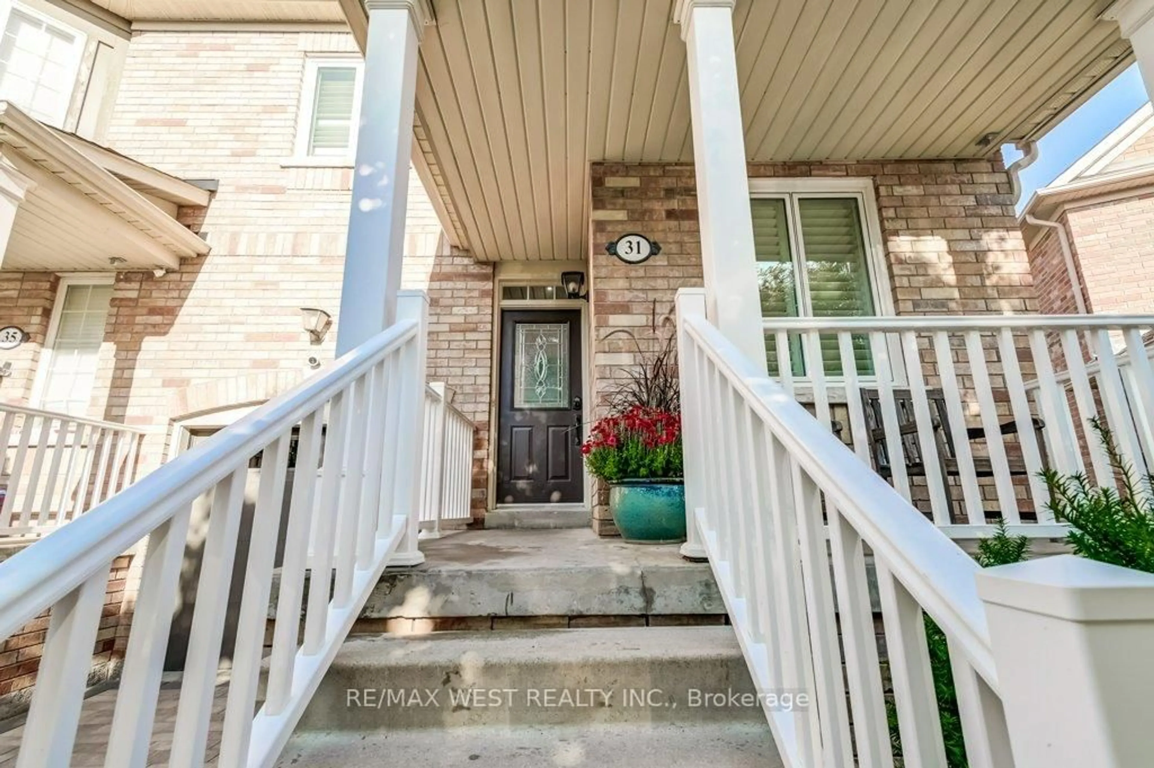 Indoor entryway for 31 Watkins Glen Cres, Aurora Ontario L4G 7P3