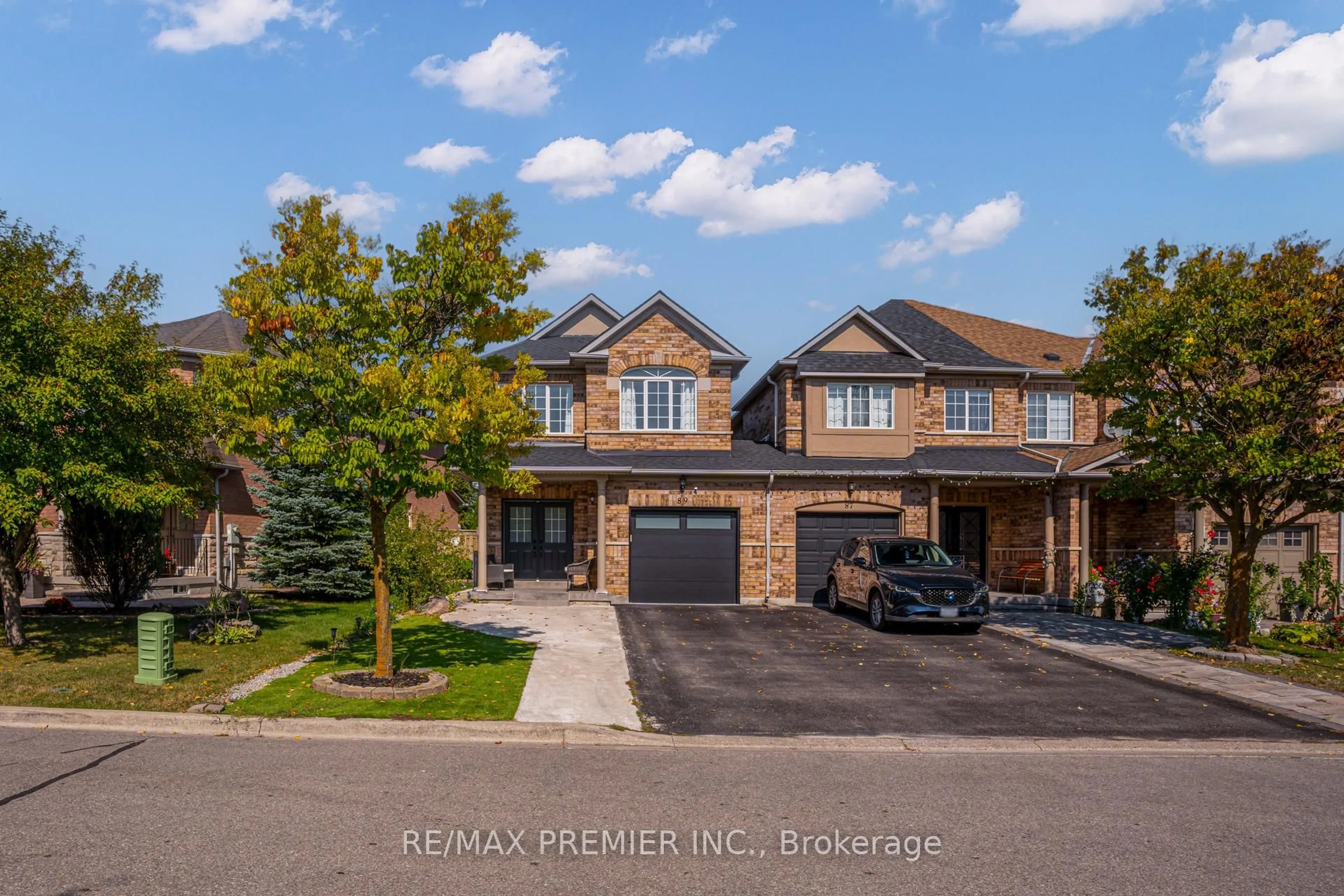 A pic from outside/outdoor area/front of a property/back of a property/a pic from drone, street for 89 Ronan Cres, Vaughan Ontario L4H 2J6