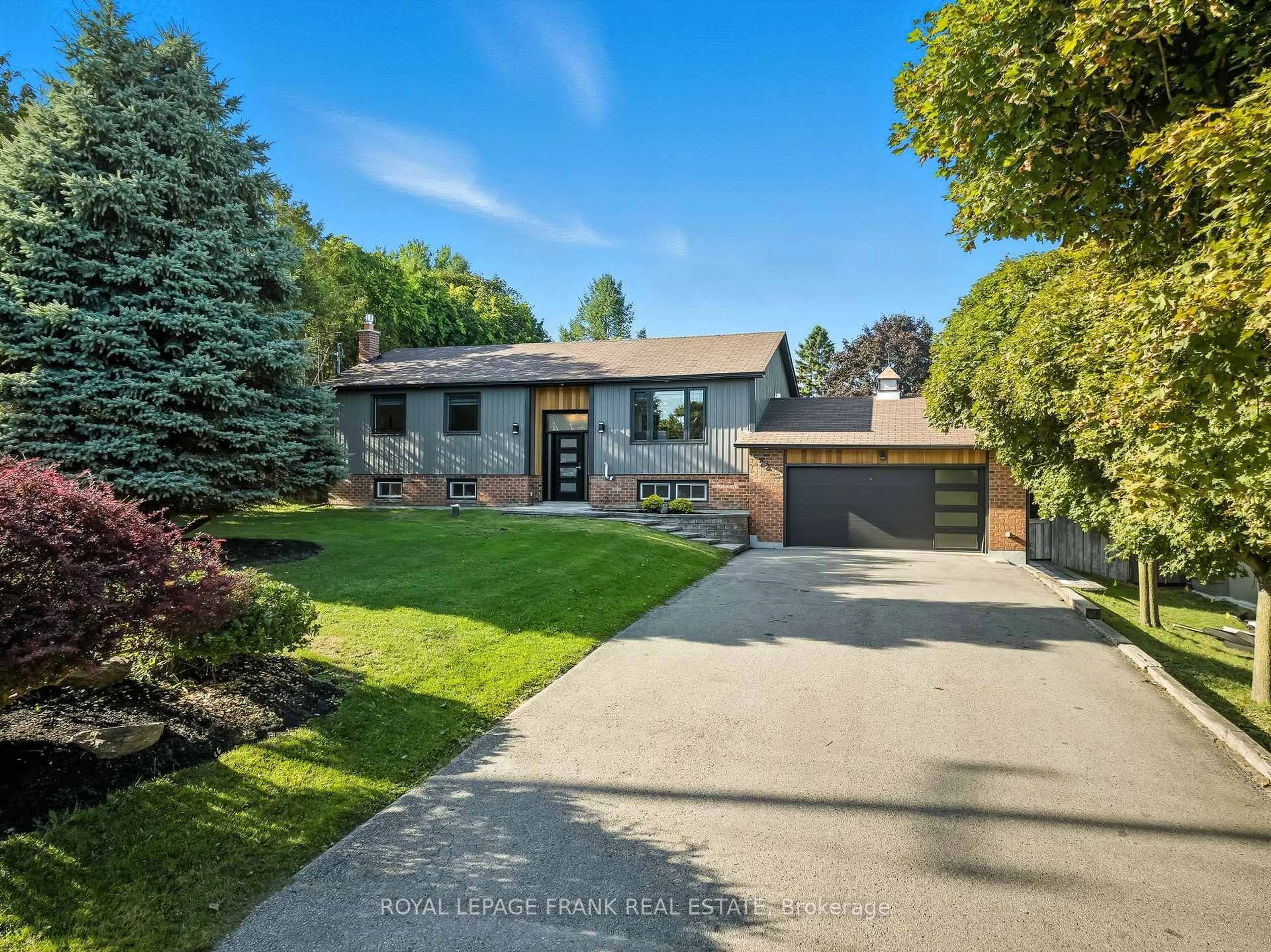 A pic from outside/outdoor area/front of a property/back of a property/a pic from drone, street for 22 Young St, Uxbridge Ontario L9P 1B9