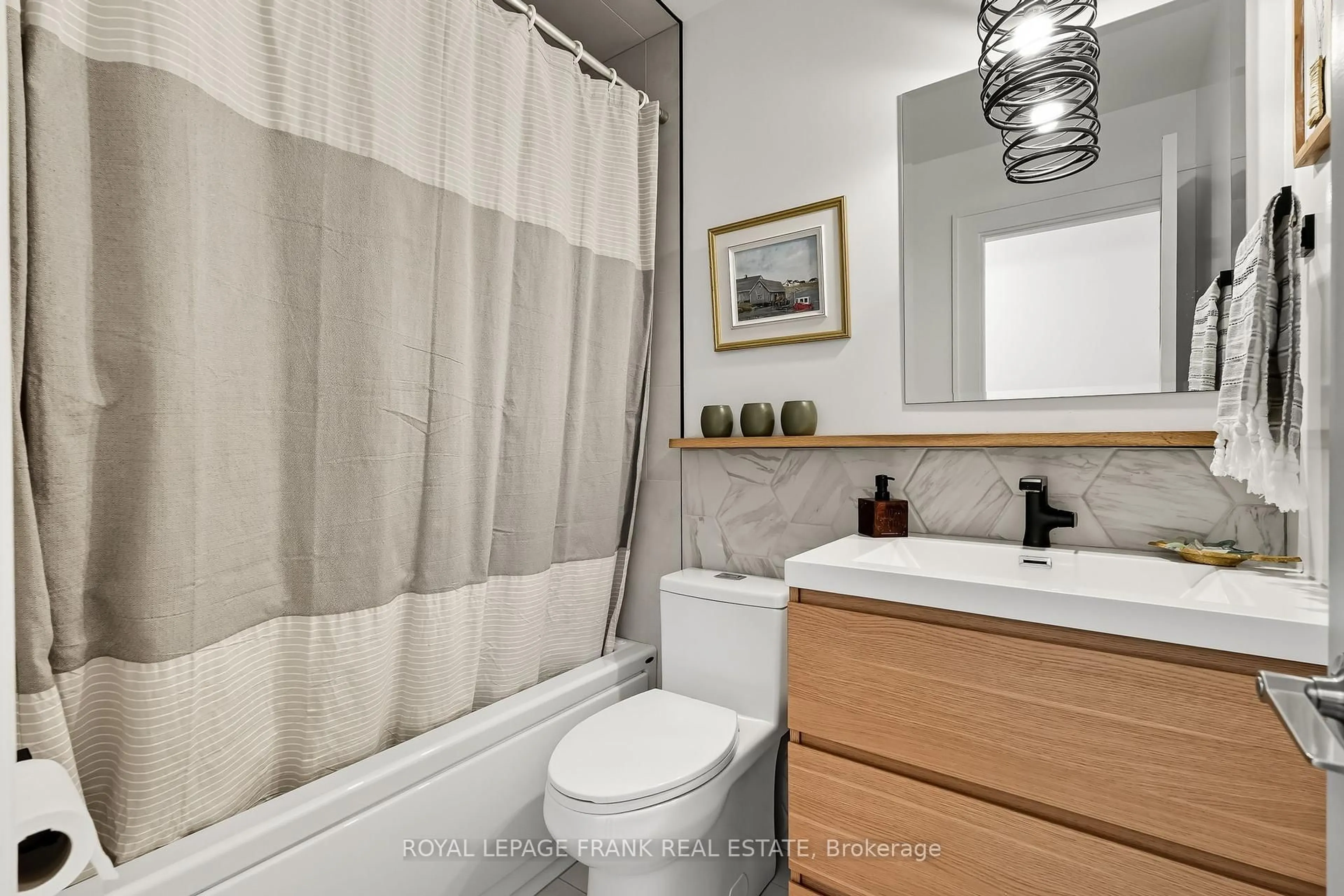 Standard bathroom, ceramic/tile floor for 22 Young St, Uxbridge Ontario L9P 1B9