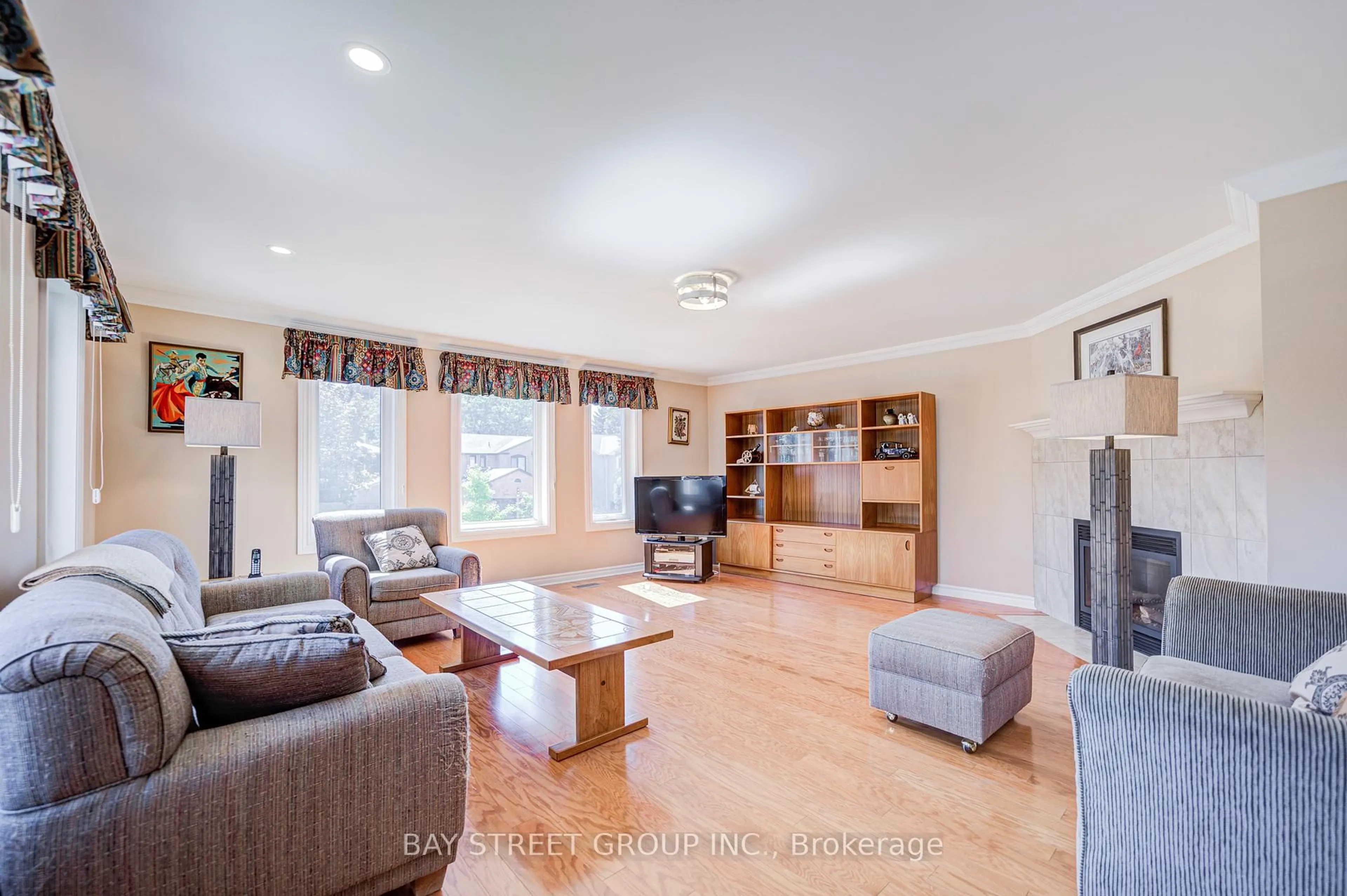 Living room with furniture, unknown for 197 Mccaffrey Rd, Newmarket Ontario L3X 1K1