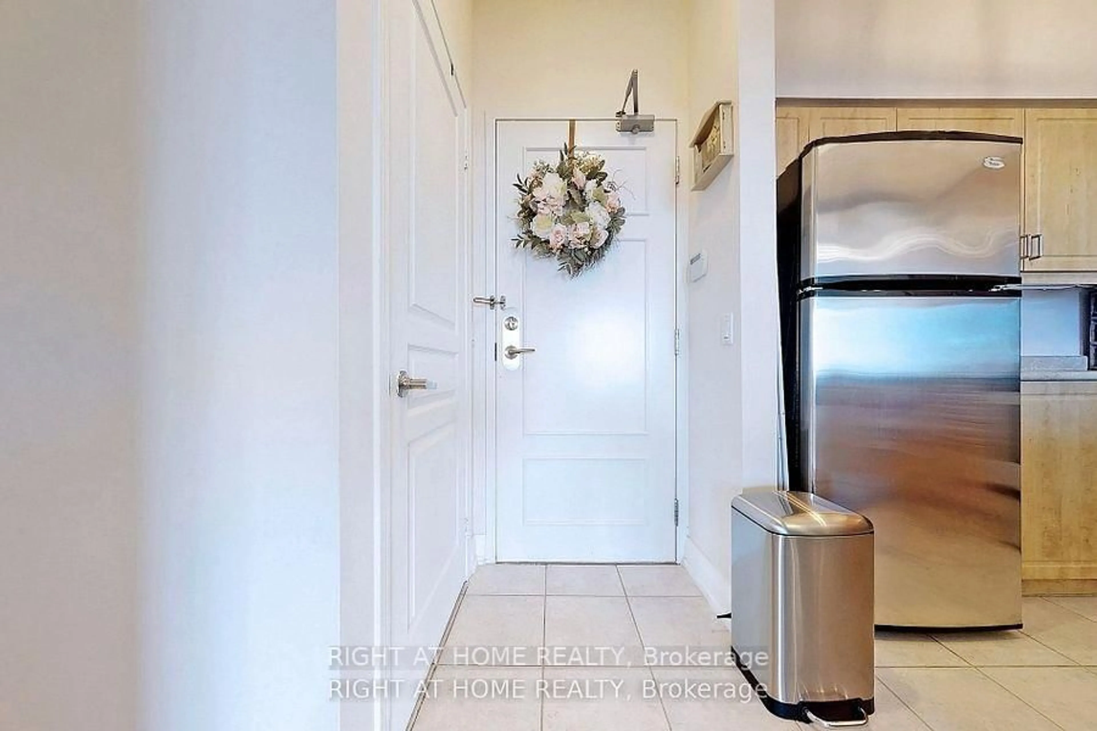Indoor entryway for 350 Red Maple Rd #817, Richmond Hill Ontario L4C 0T5