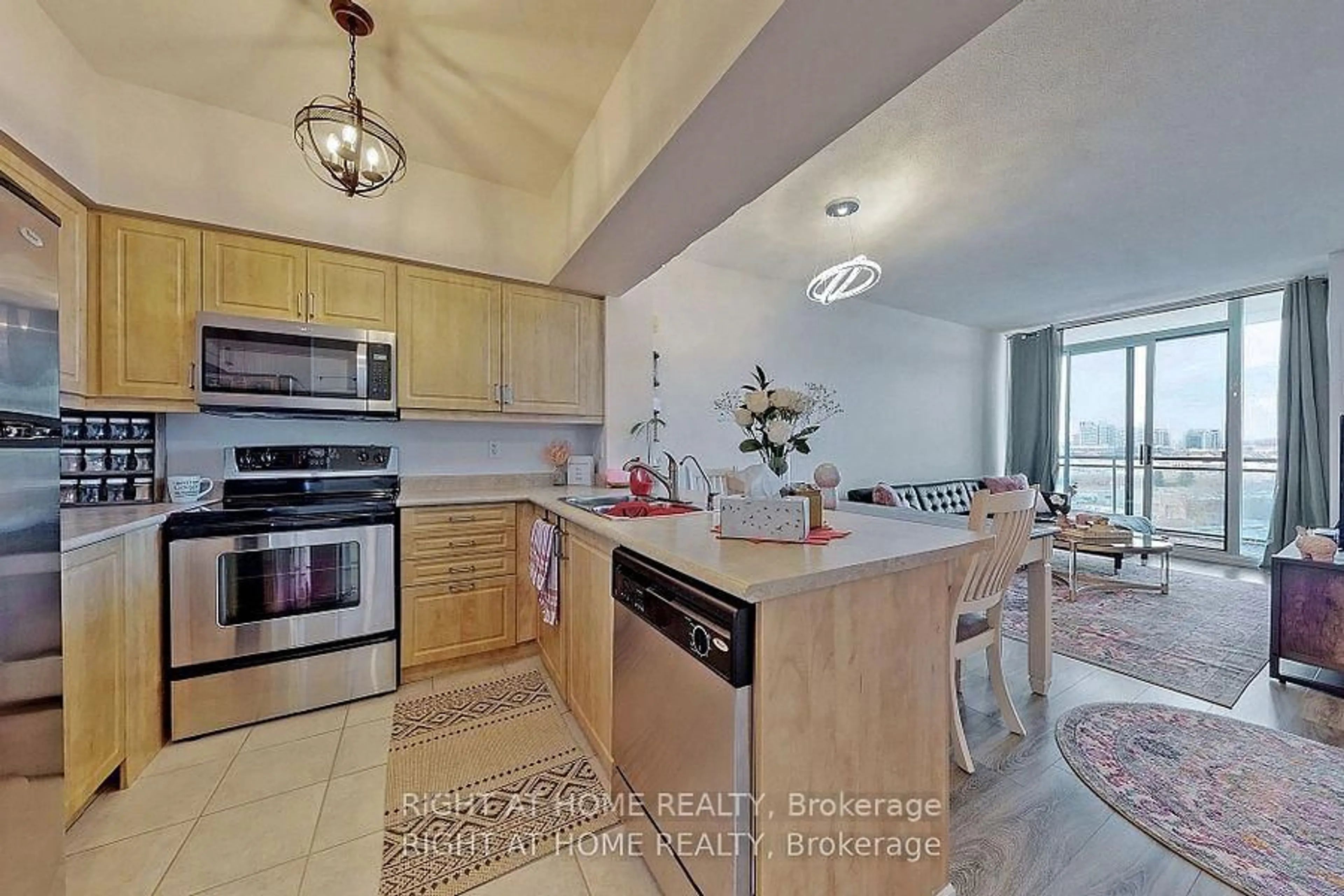 Open concept kitchen, ceramic/tile floor for 350 Red Maple Rd #817, Richmond Hill Ontario L4C 0T5