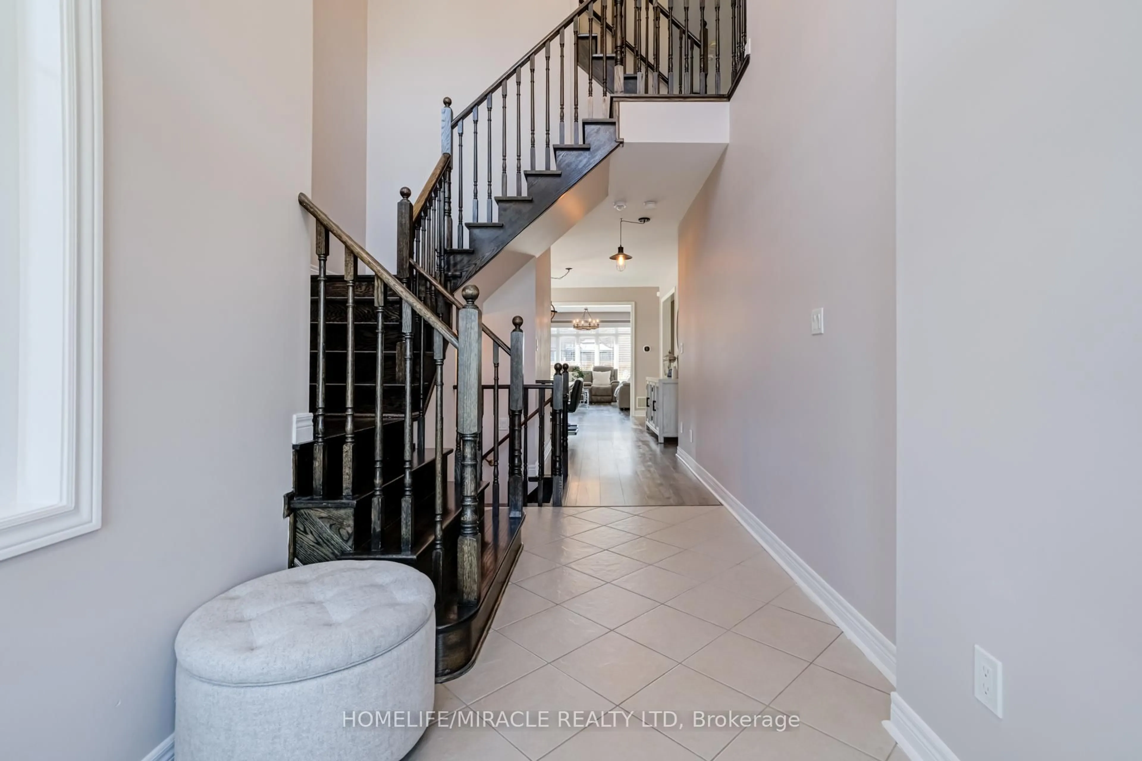 Indoor foyer for 62 Hoard Ave, New Tecumseth Ontario L9R 0M7