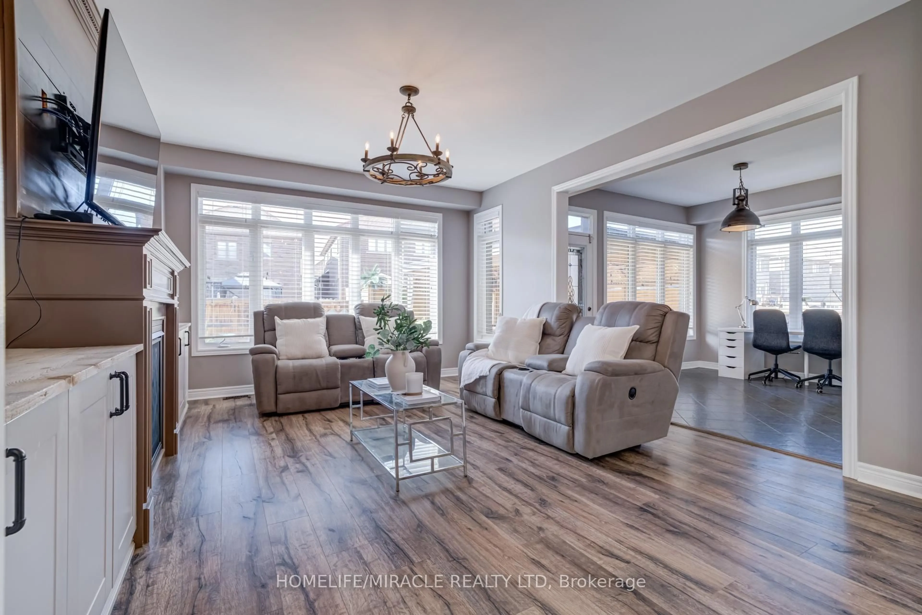 Living room with furniture, wood/laminate floor for 62 Hoard Ave, New Tecumseth Ontario L9R 0M7
