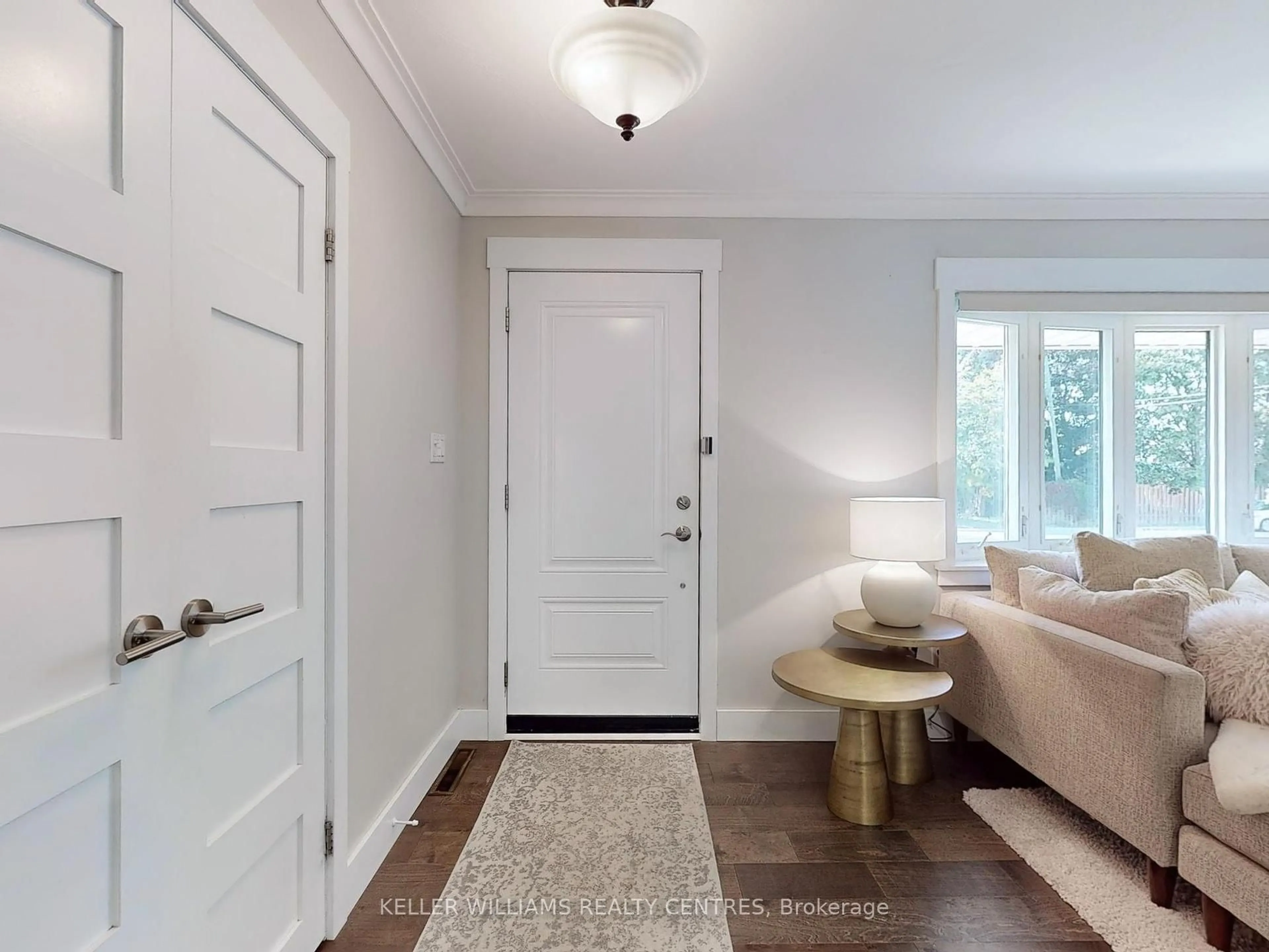 Indoor entryway for 128 Maytree Ave, Whitchurch-Stouffville Ontario L4A 1G2