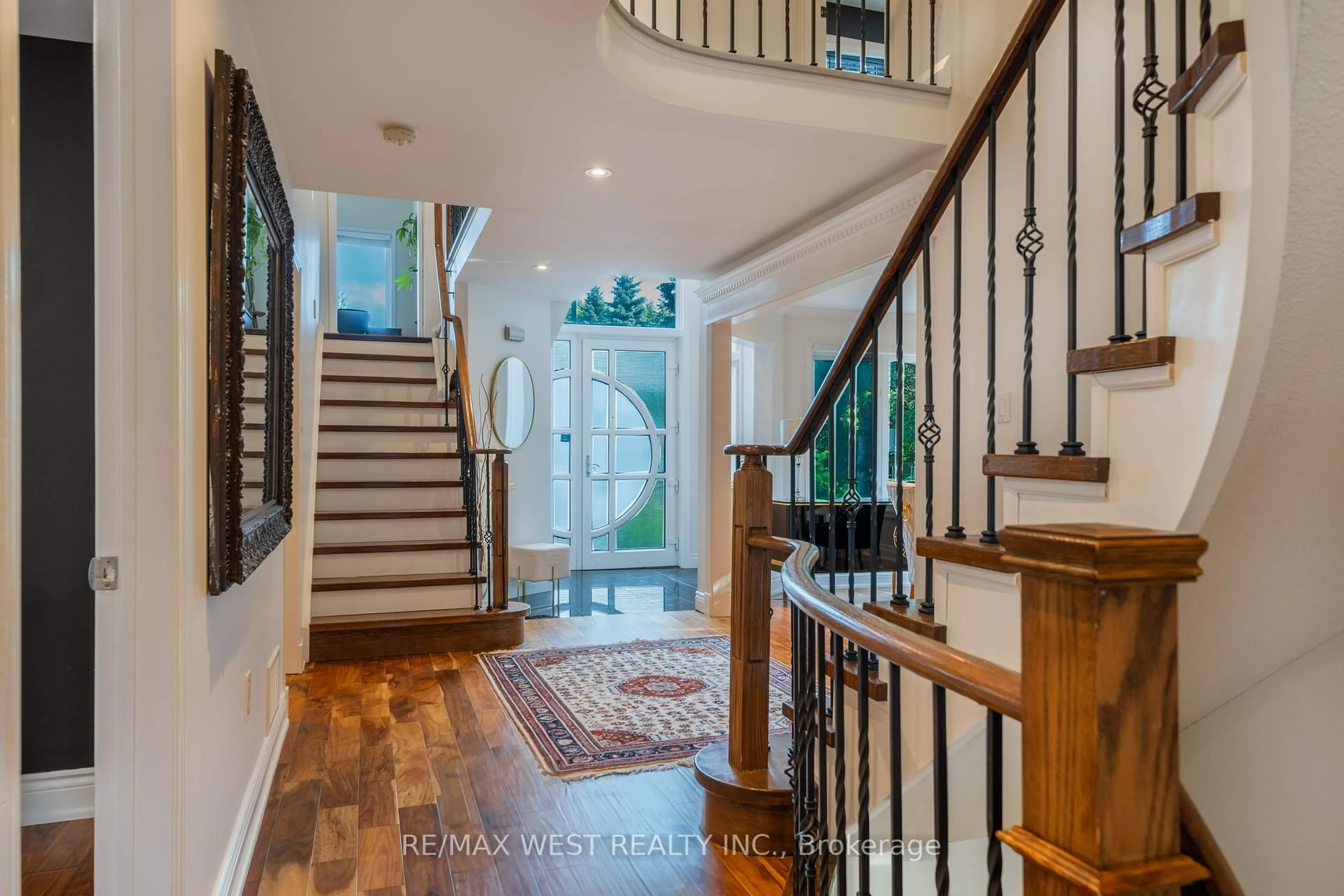 Indoor entryway for 62 Briardale Pl, Aurora Ontario L4G 6M4