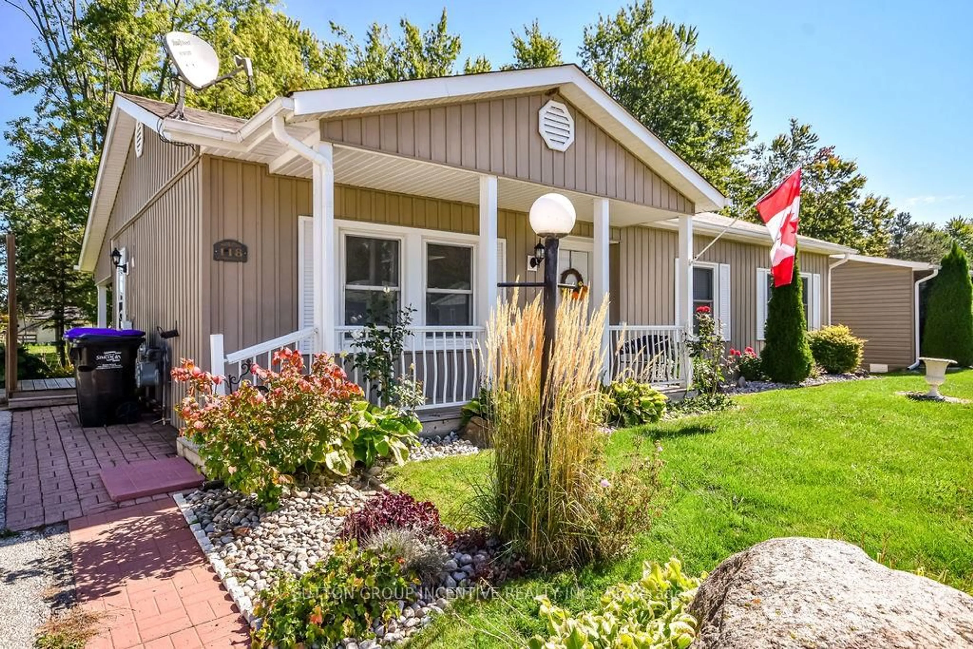 Home with vinyl exterior material, street for 118 Linden Lane, Innisfil Ontario L9S 1N3
