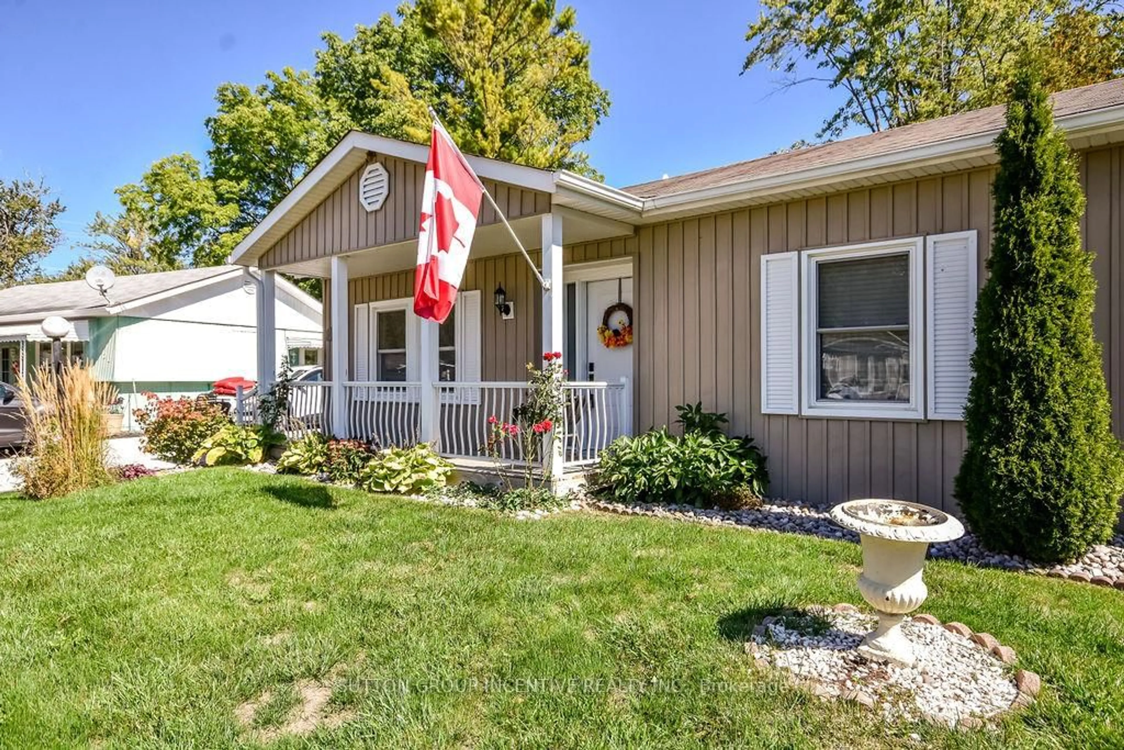 Home with vinyl exterior material, street for 118 Linden Lane, Innisfil Ontario L9S 1N3