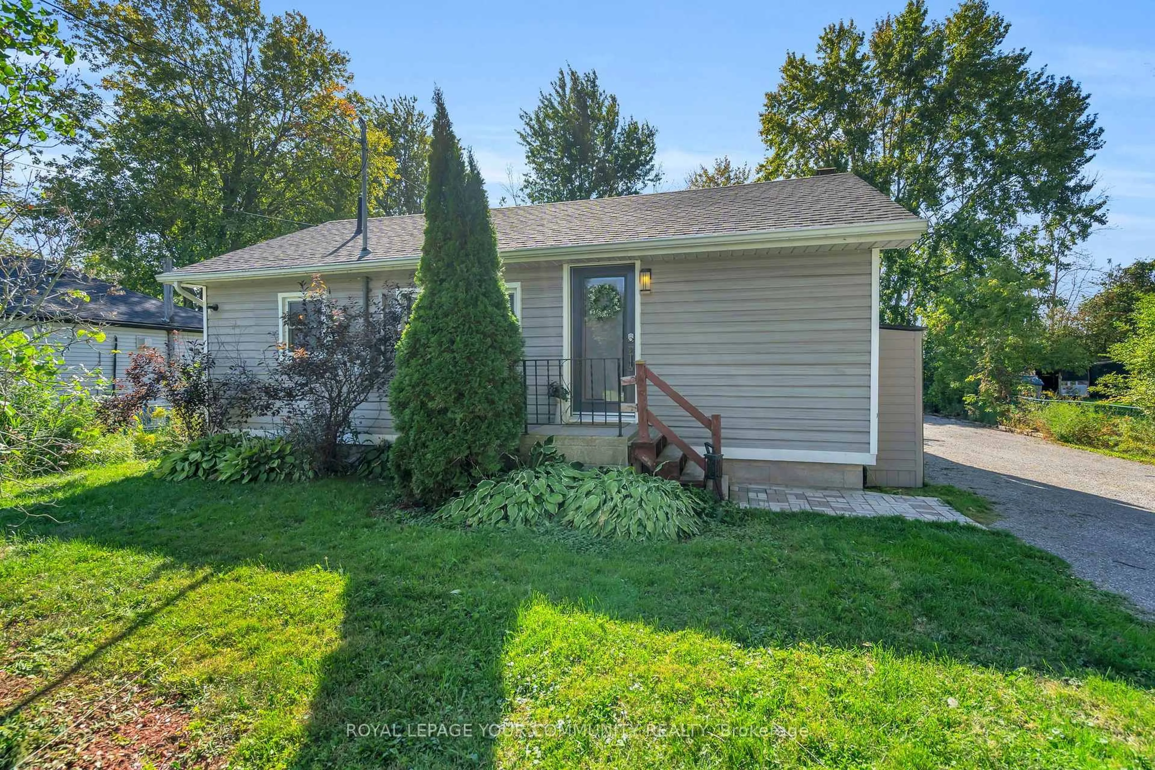 Home with vinyl exterior material, street for 130 Woodfield Dr, Georgina Ontario L0E 1N0