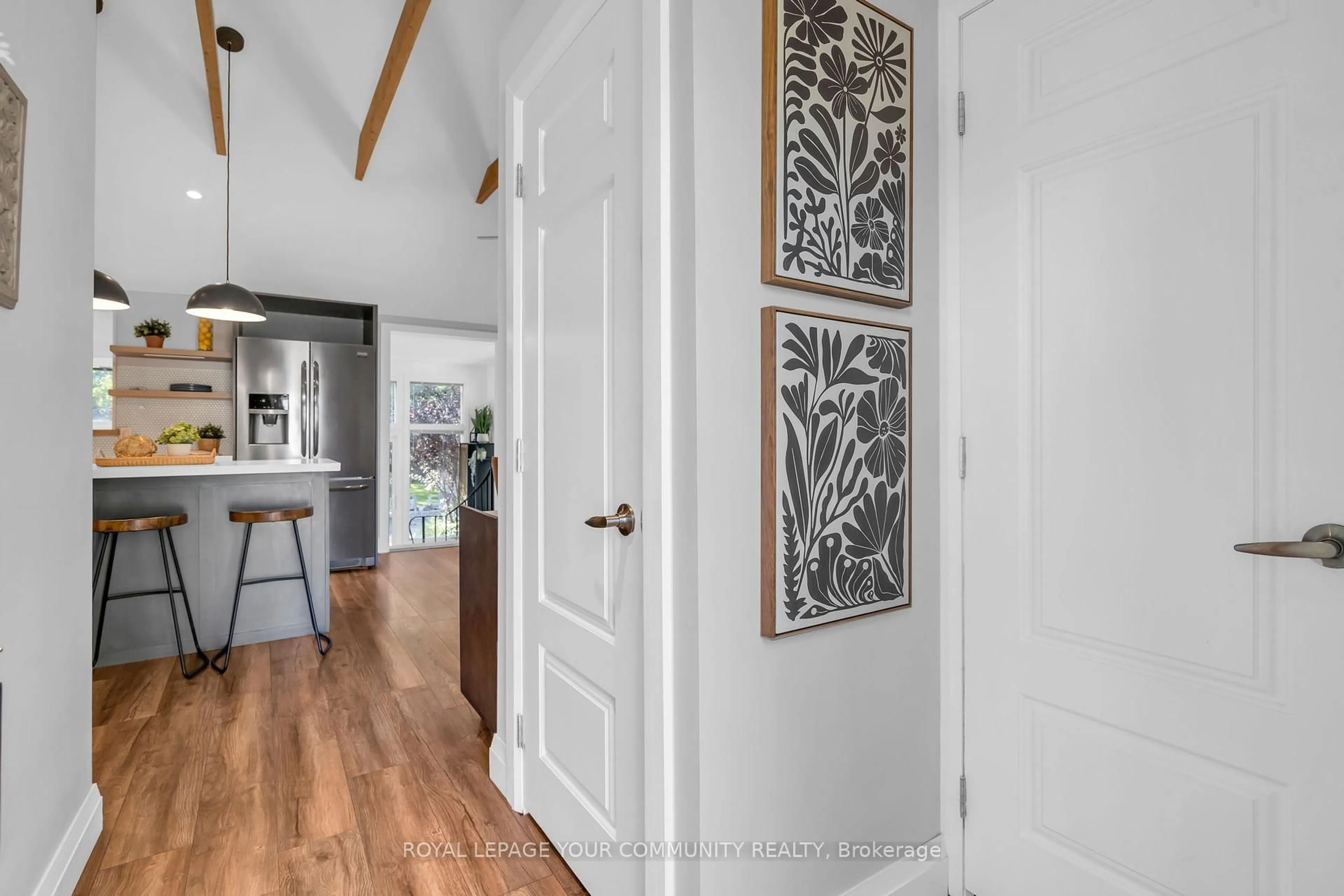 Indoor entryway for 130 Woodfield Dr, Georgina Ontario L0E 1N0