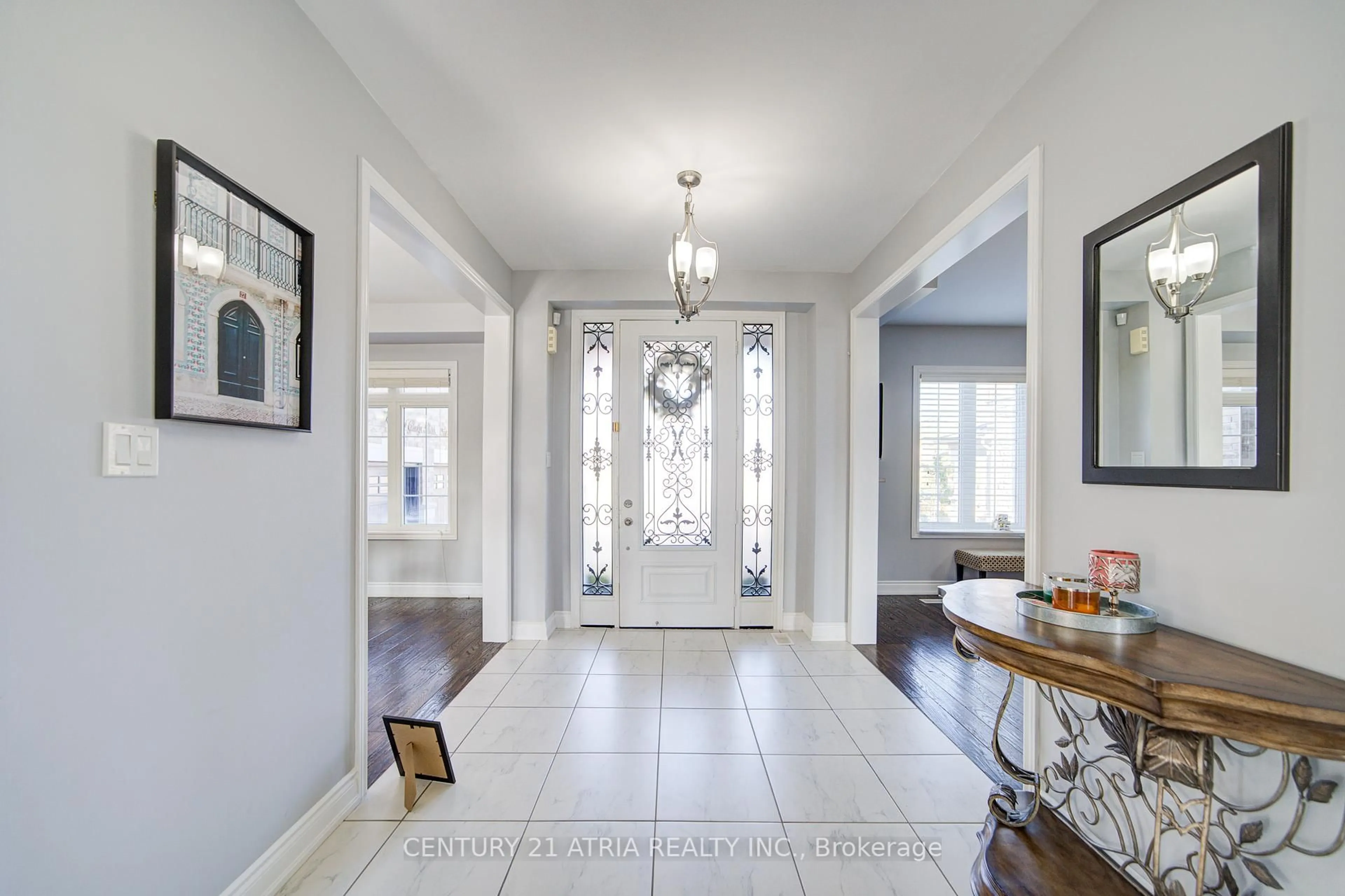 Indoor entryway for 10 Gladys Rolling Ave, East Gwillimbury Ontario L0G 1M0