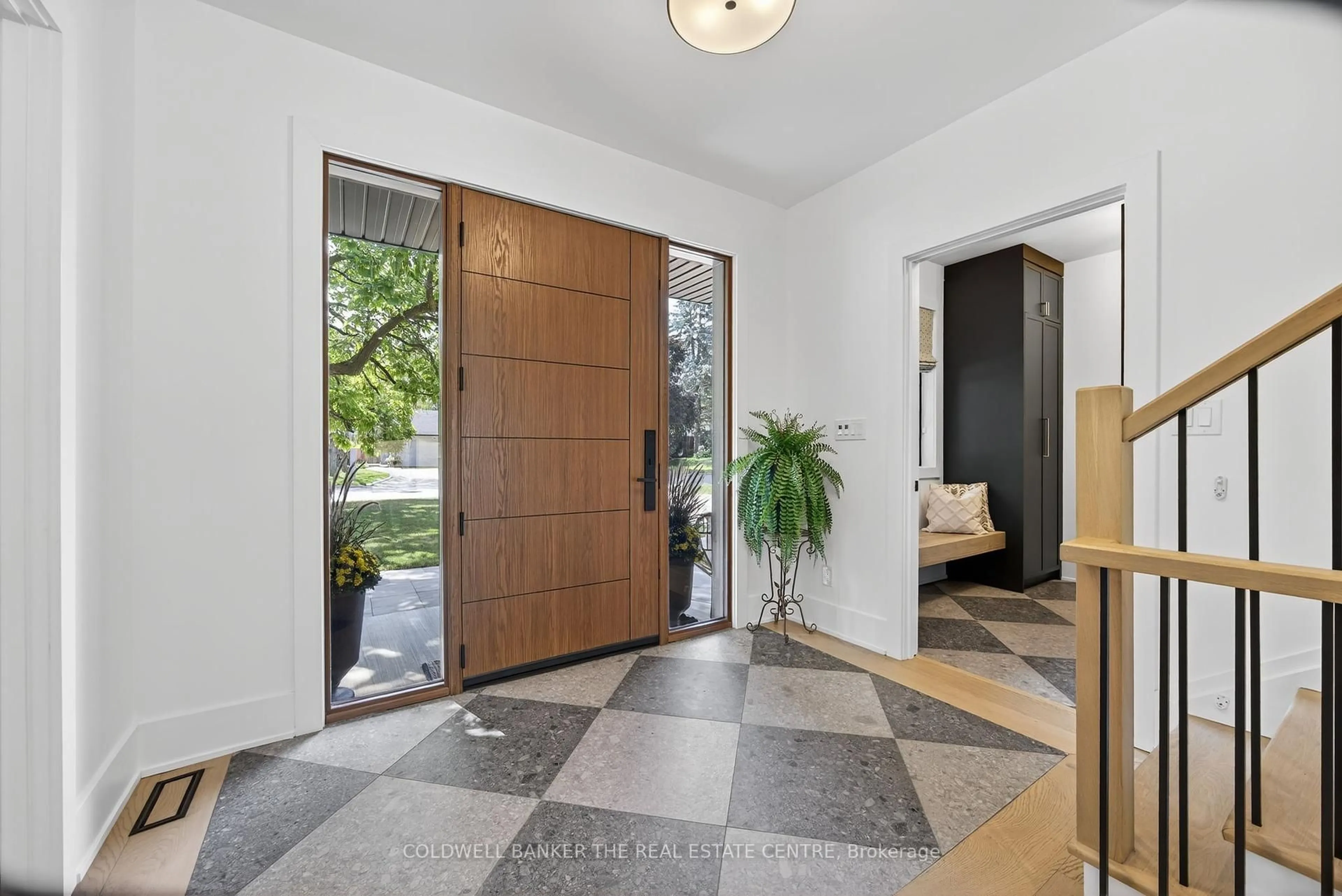 Indoor entryway for 241 Woodmount Pl, Newmarket Ontario L3Y 1R5
